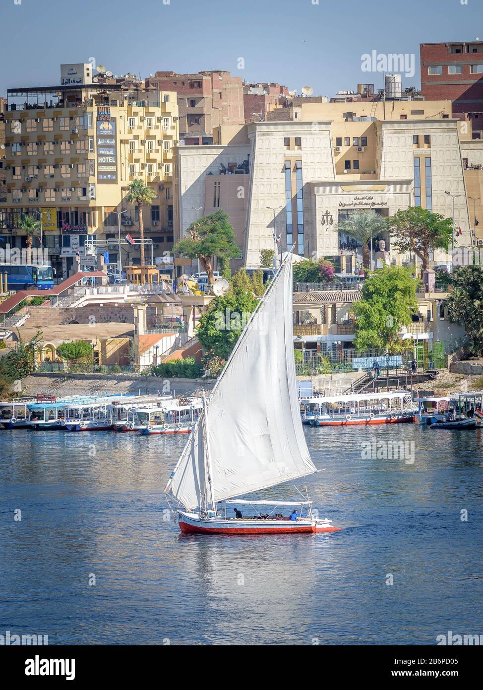 Bateaux à voile à travers le Nil à Assouan, Egypte Banque D'Images