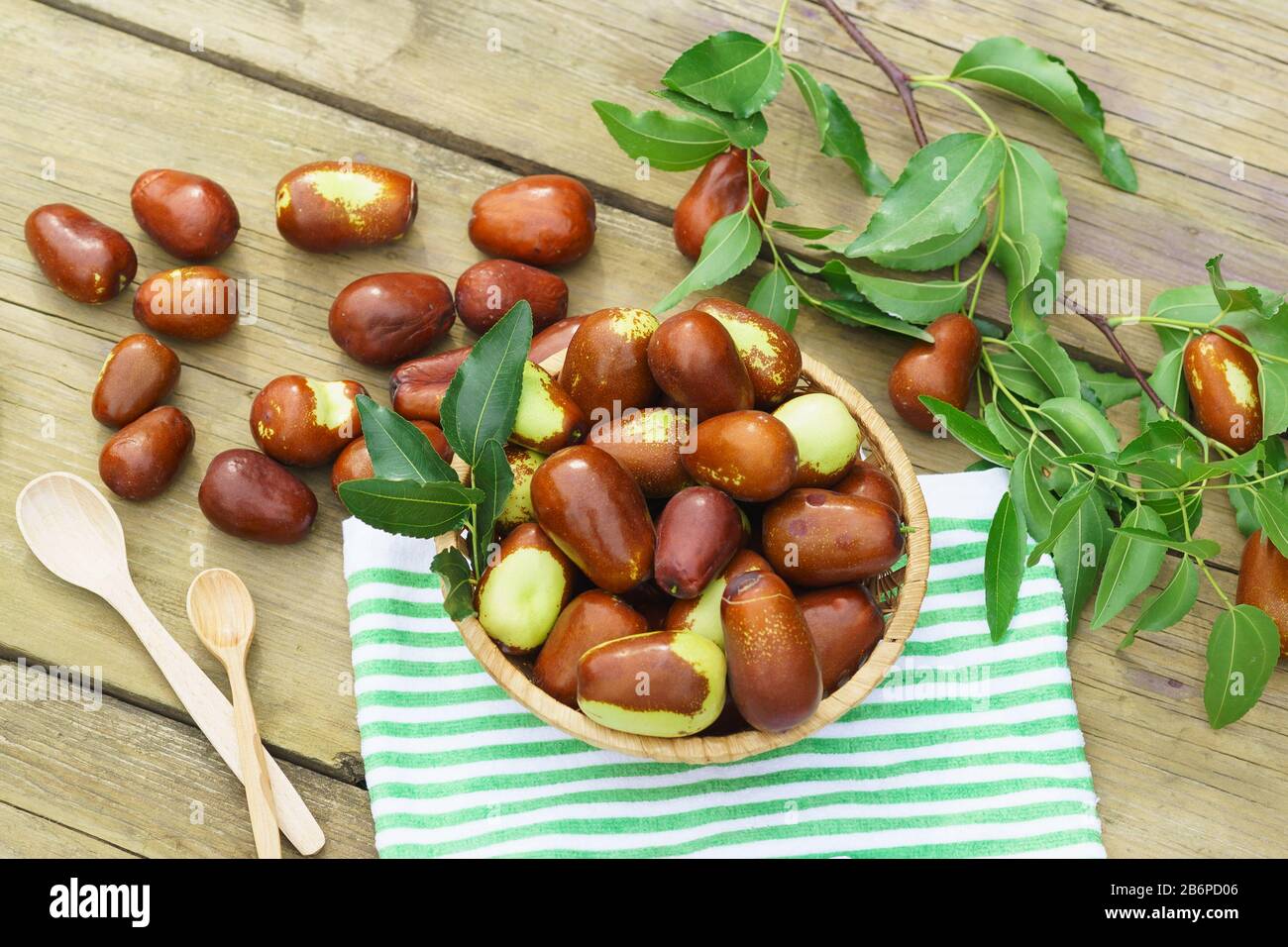 Panier en osier avec fruits Ziziphus Real, capiente, jujube, date chinoise, capiinit, jojoba, date chinoise (lat.Ziziphus jujujuba) sur la table. Récolte Banque D'Images