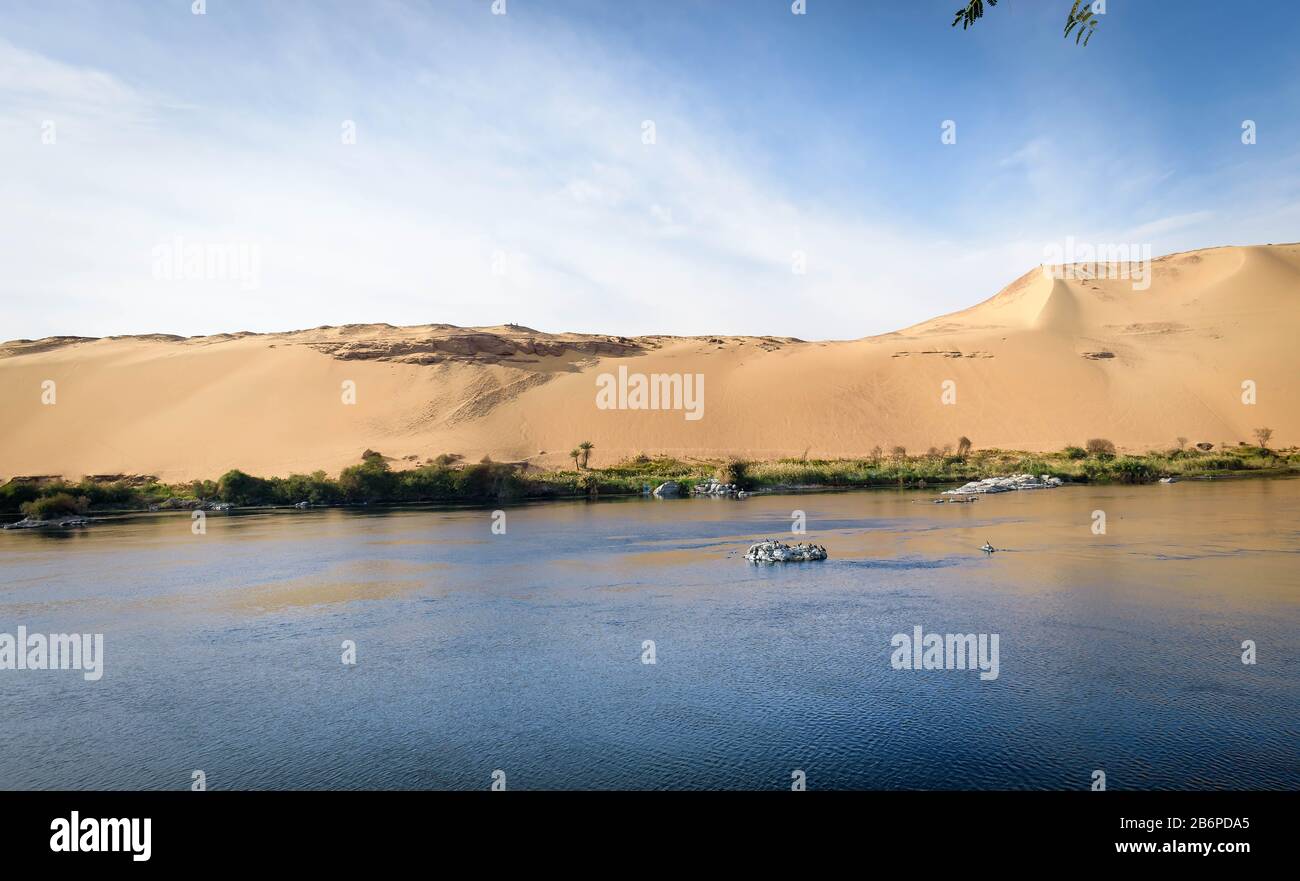 Dunes de sable sur le côté du Nil à Assouan, Egypte Banque D'Images