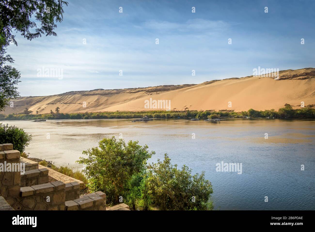 Le Nil, le désert et les arbres, Assouan, Egypte Banque D'Images