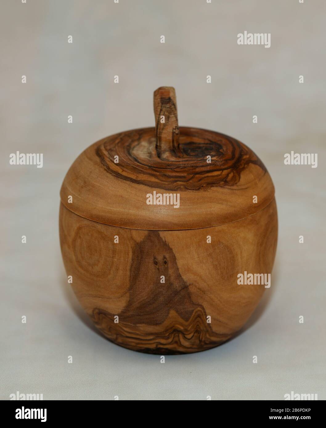 Boîte en bois de pomme en bois d'olive Banque D'Images
