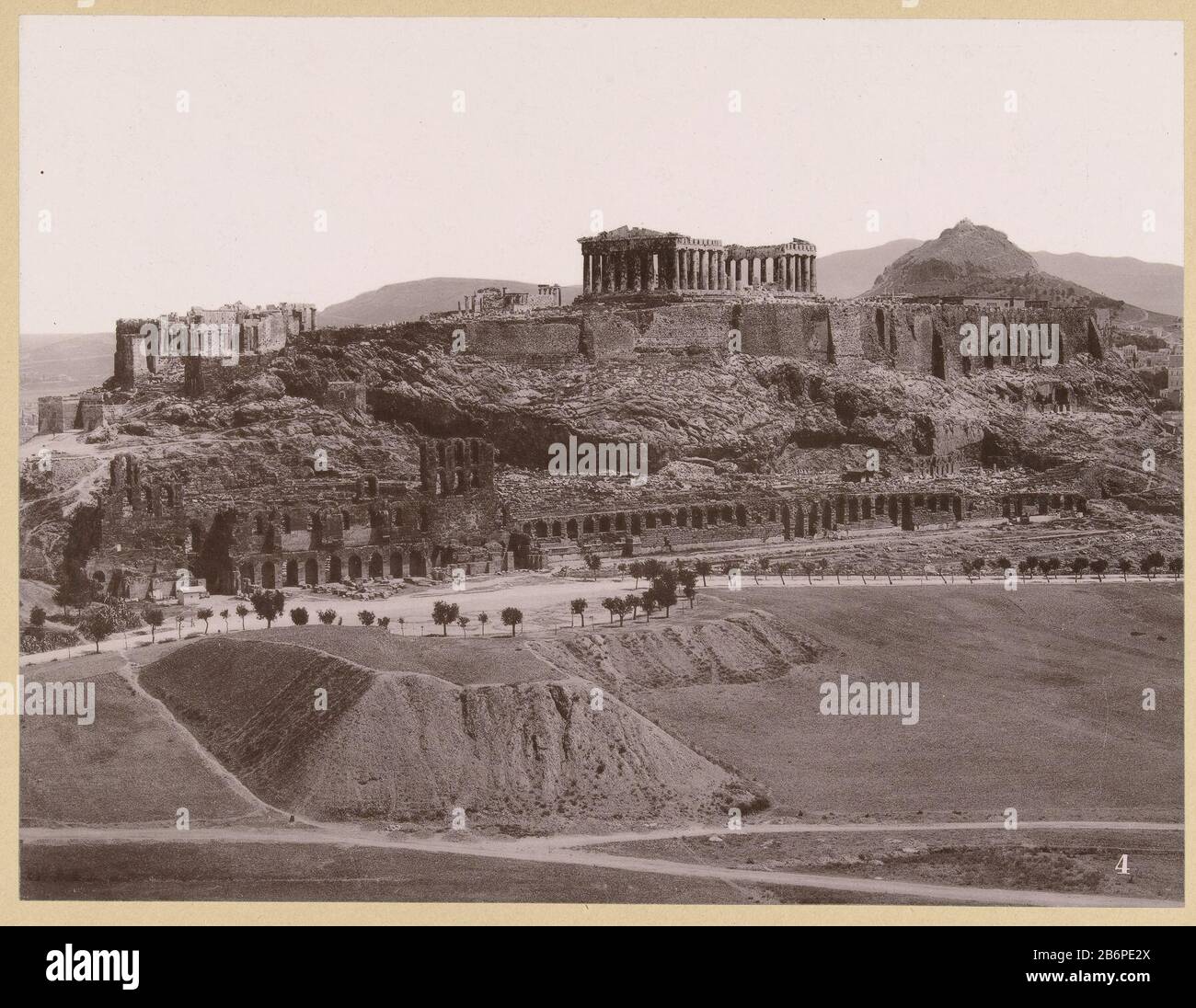 Gezicht op de Akropolis à Athene (titre objet op) Griekenland (servietitel) le Théâtre d'Hérode Atticus au premier plan et le Mont Lykabettus au Monastère de Saint-Georges sur l'achtergrond. Fabricant : Photographe: Fabrication anonyme: Photographe: Grèce Pays-Bas Dating: CA. 1895 - ca. 1915 Caractéristiques physiques: Photos: Papier photo carton technique: Mesure de la pression lumineuse: Image: H 220 mm × W 292 mblad: H 470 mm × W 555 mmToelichtingde photo fait partie de l'image recueillie par Richard Polak de Griekenland. Banque D'Images