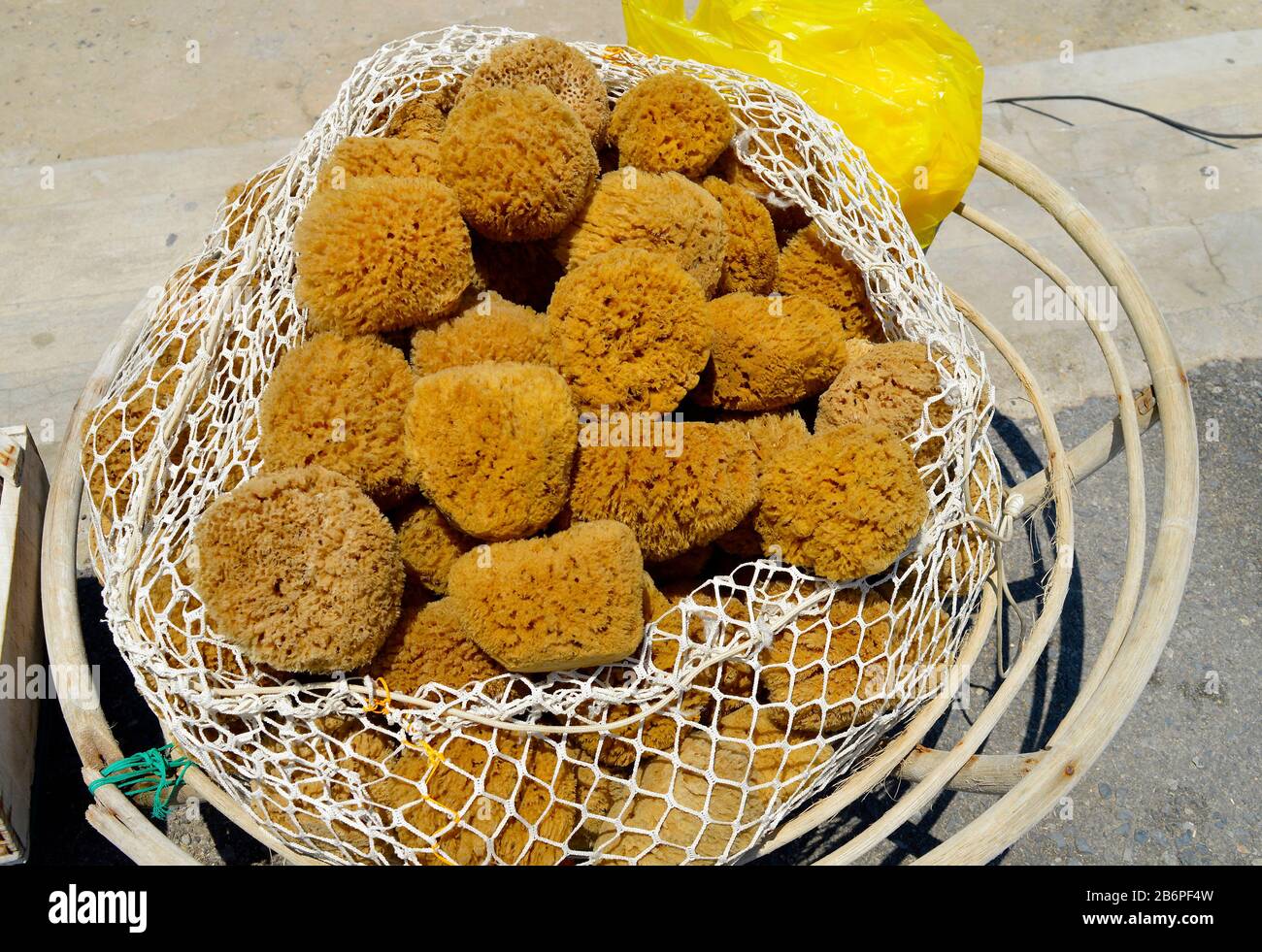 Un sac d'éponges naturelles fraîchement pêchées dans le port d'Héraklion Banque D'Images