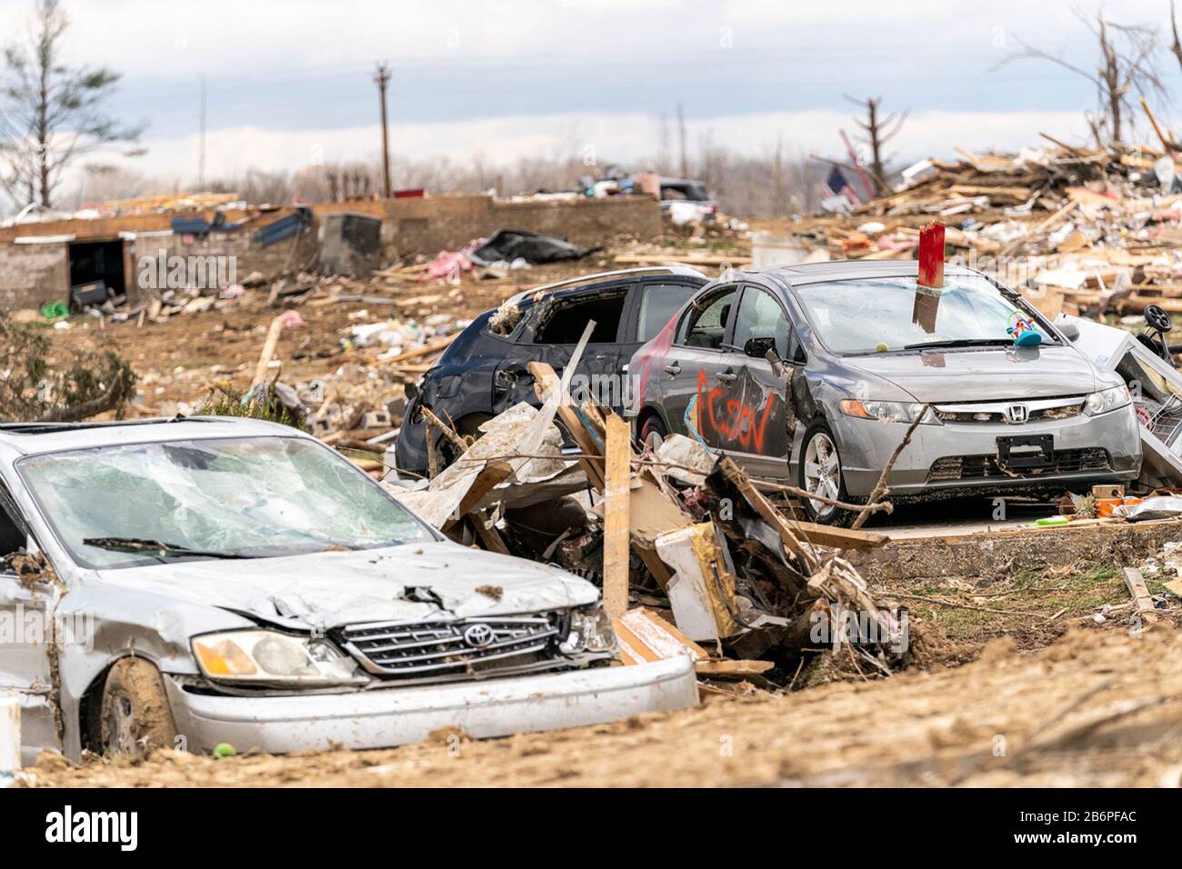 Les restes de maisons et de véhicules détruits à la suite d'une tornade massive le 6 mars 2020 à Cookeville, Tennessee. Le président américain Donald Trump s'est rendu à Nashville et dans les environs pour étudier les tornades qui ont tué plus de 24 personnes. Banque D'Images