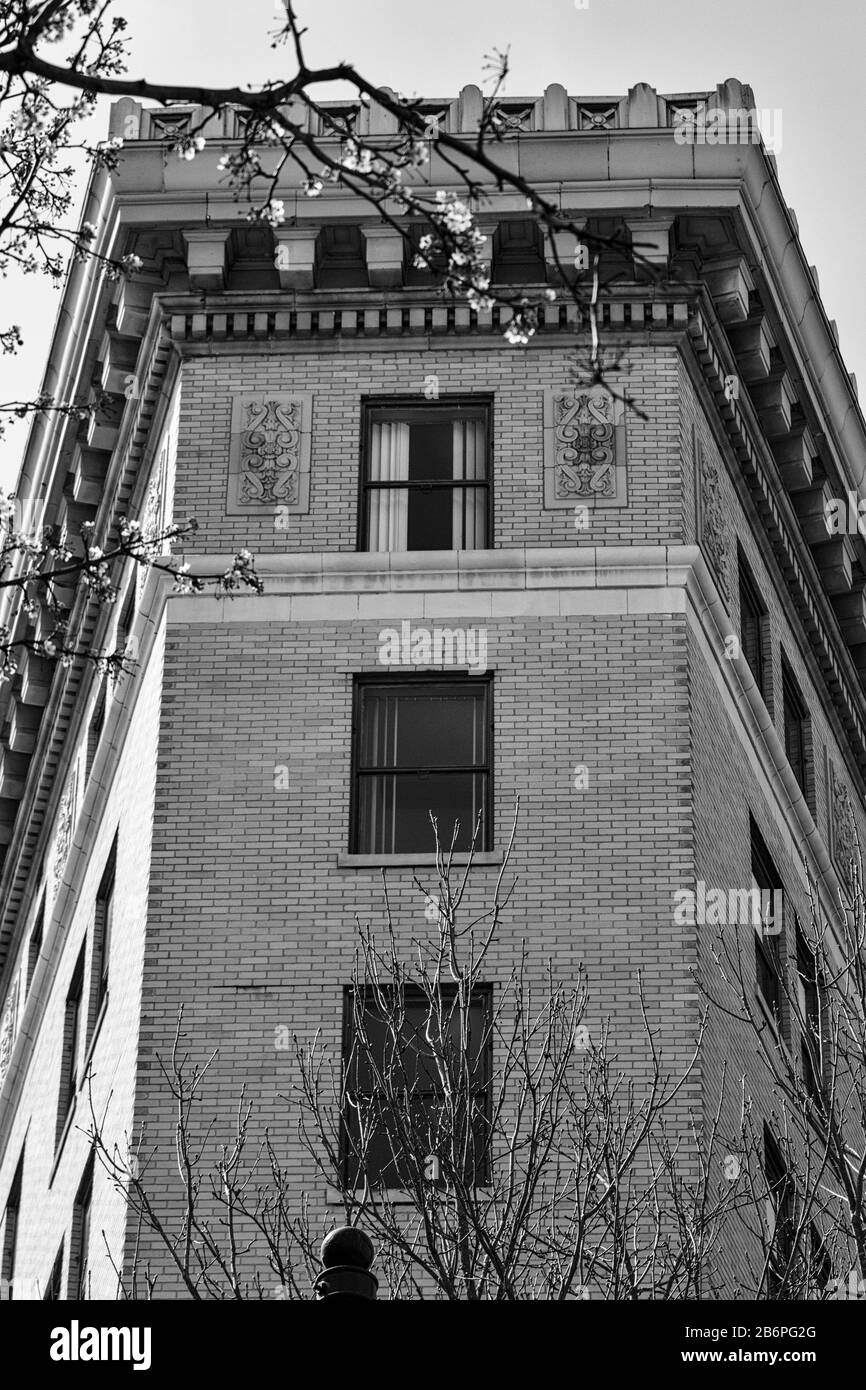 Le bâtiment historique et emblématique de Flatiron sera bientôt rénové dans un autre hôtel boutique, provoquant controverse et colère à Ashevile, NC, États-Unis. Banque D'Images