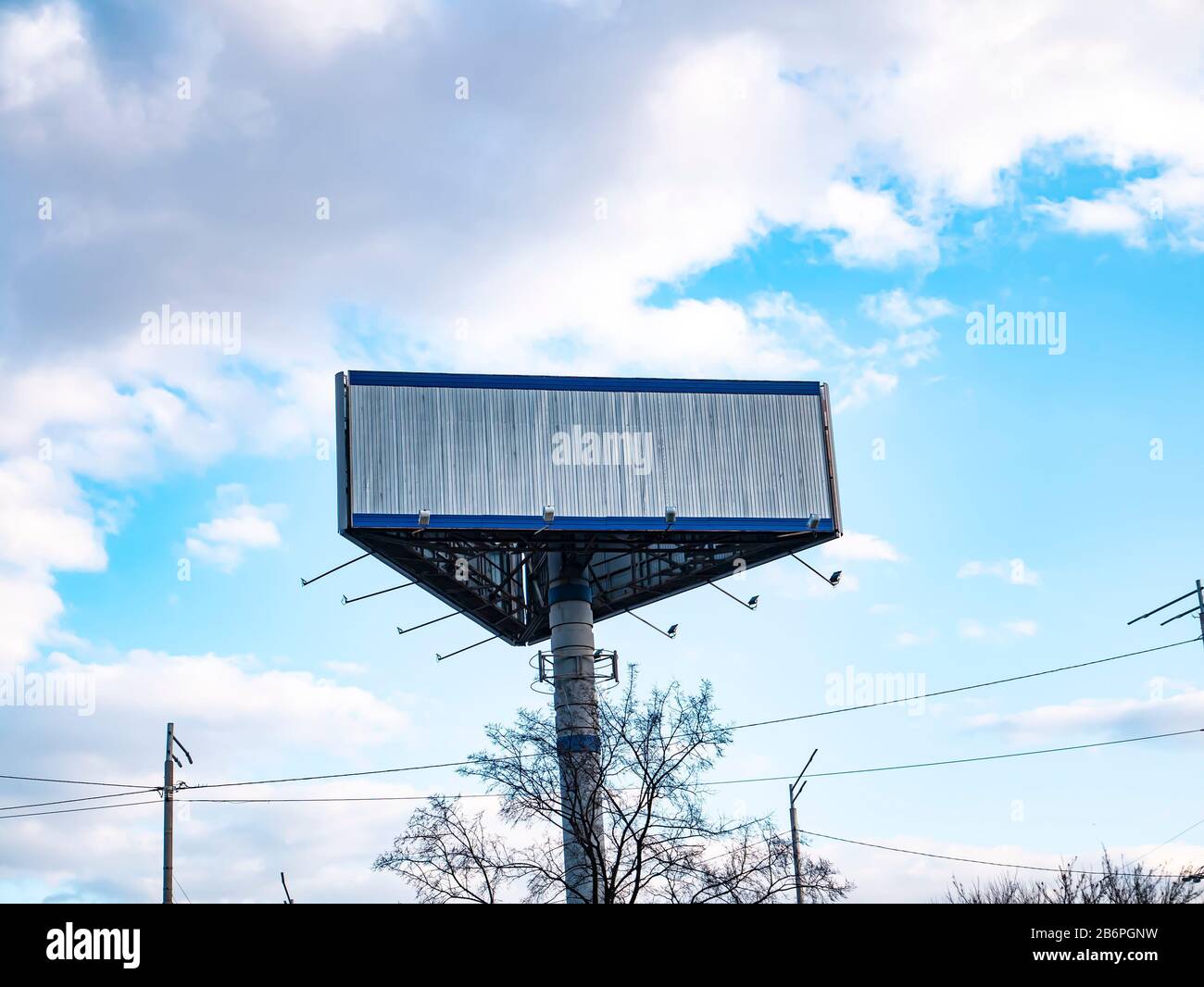 Panneau d'affichage avec place pour le texte sur un fond ciel nuageux. Banque D'Images