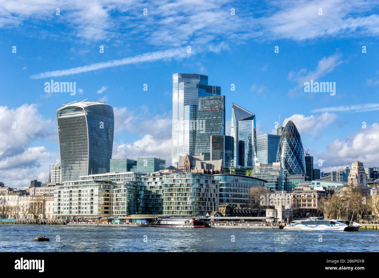 Bâtiments du quartier central des affaires de la ville de Londres, vue sur la Tamise avec gratte-ciel modernes dominant les gratte-ciel. Banque D'Images