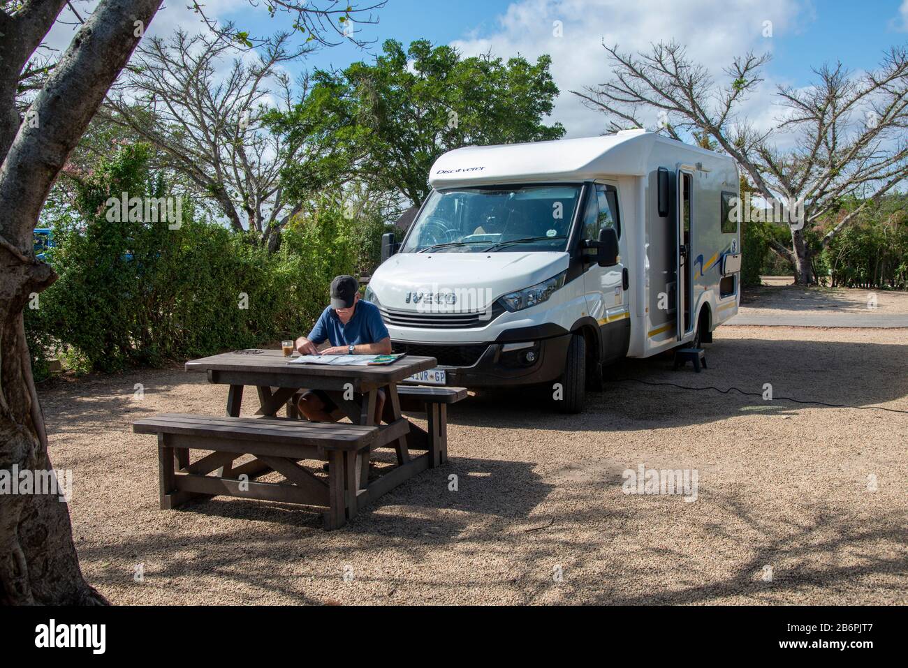 Touriste voyageant en camping-car étudiant la carte sur son site privé au camp principal dans le parc national de l'éléphant d'Addo, Afrique du Sud Banque D'Images