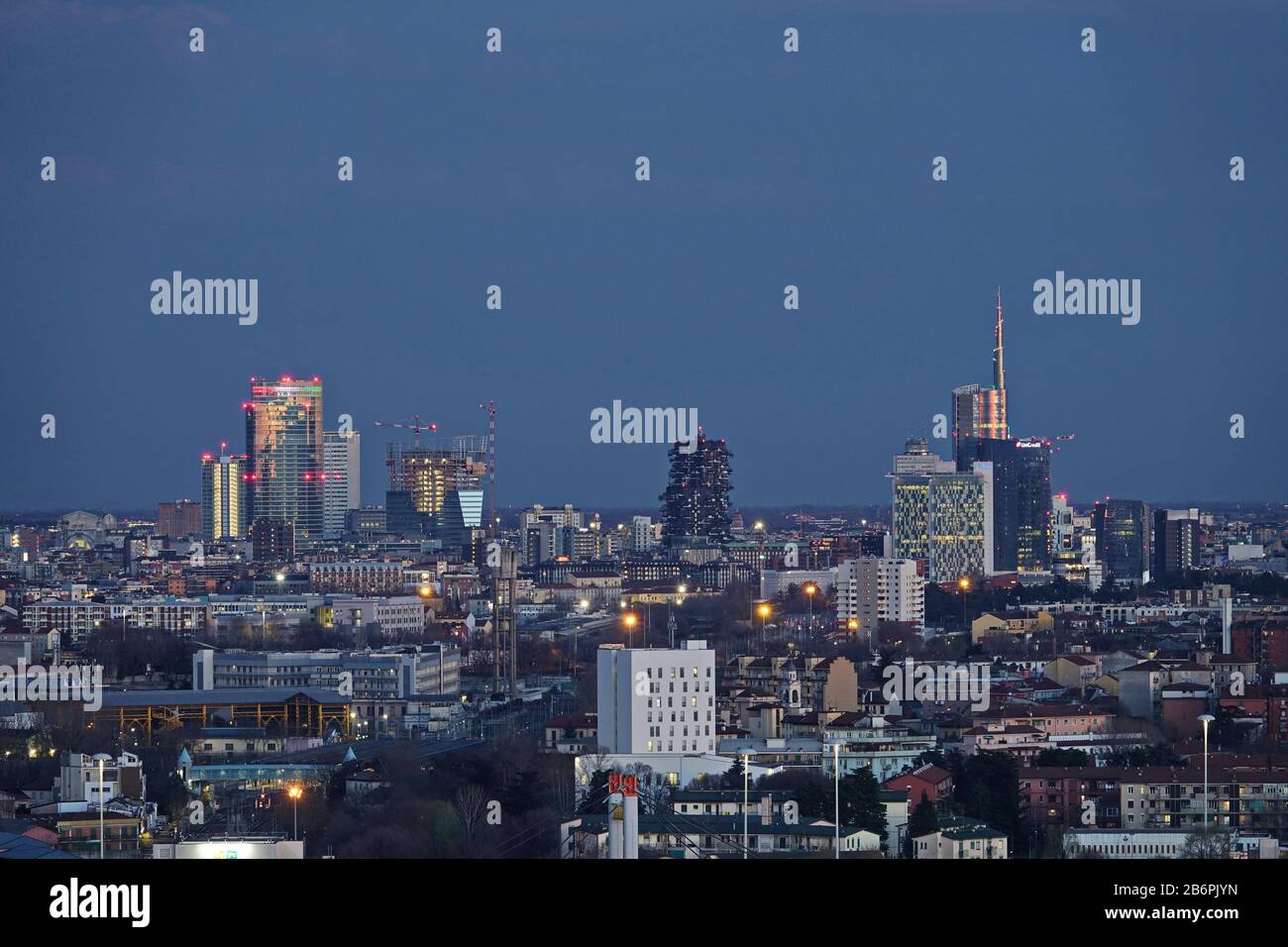 Gratte-ciel à la tombée de la nuit avec de nouveaux gratte-ciel. Milan, Italie - Mars 2020 Banque D'Images