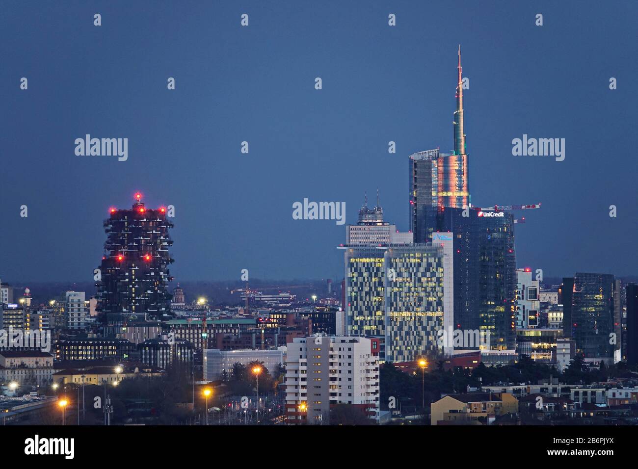 Gratte-ciel à la tombée de la nuit avec de nouveaux gratte-ciel. Milan, Italie - Mars 2020 Banque D'Images