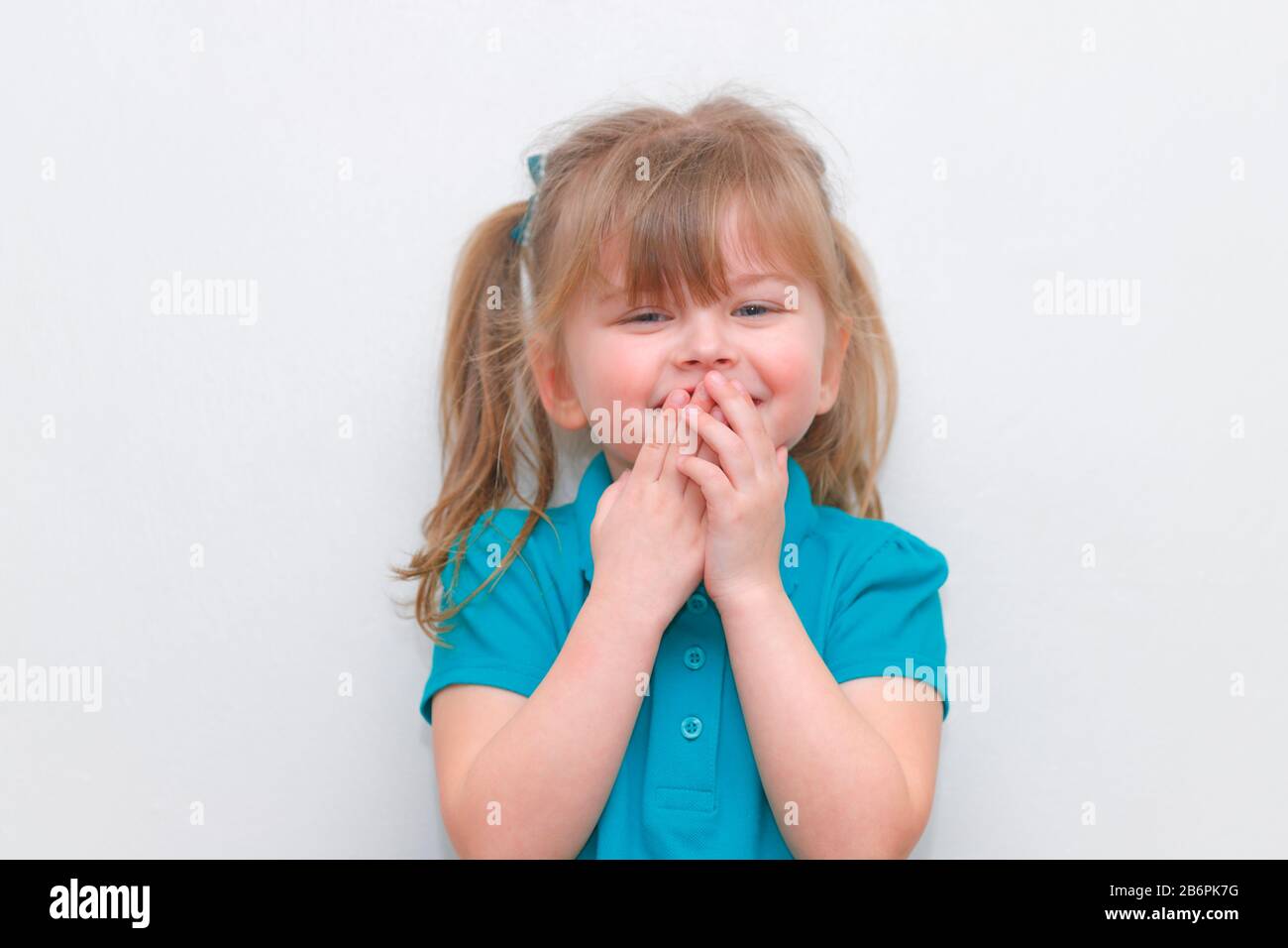 Une fille de 4 ans en riant Banque D'Images