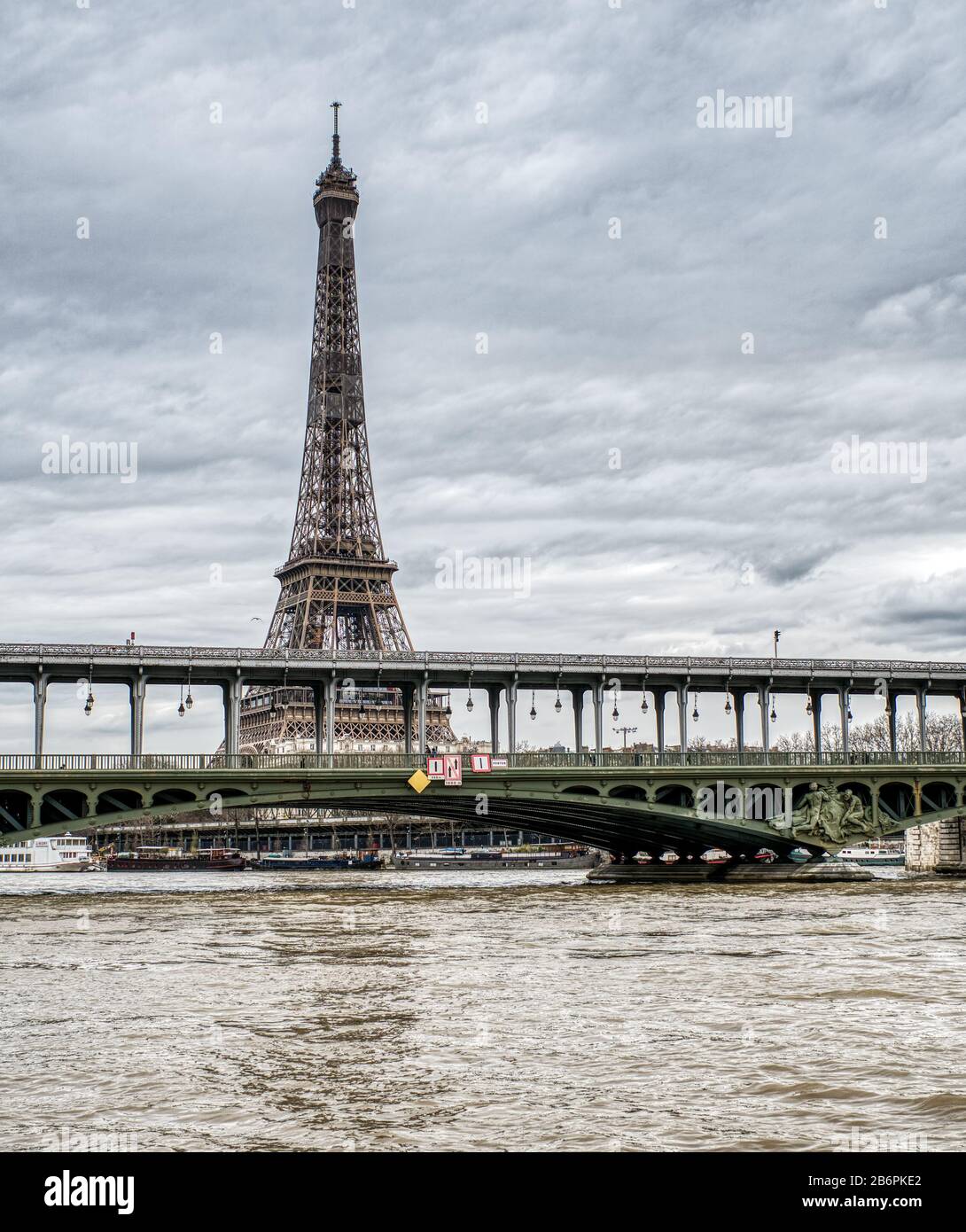 La Tour Eiffel en journée nuageux - Paris, France Banque D'Images