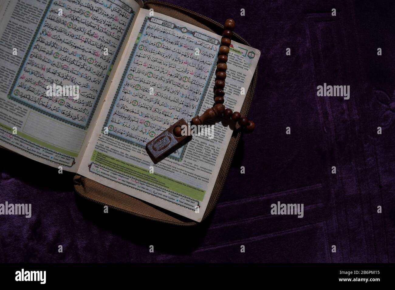 Une Sainte Coran et des perles de prière sur le tapis violet de prière. EID  moubarak ou concept islamique Photo Stock - Alamy