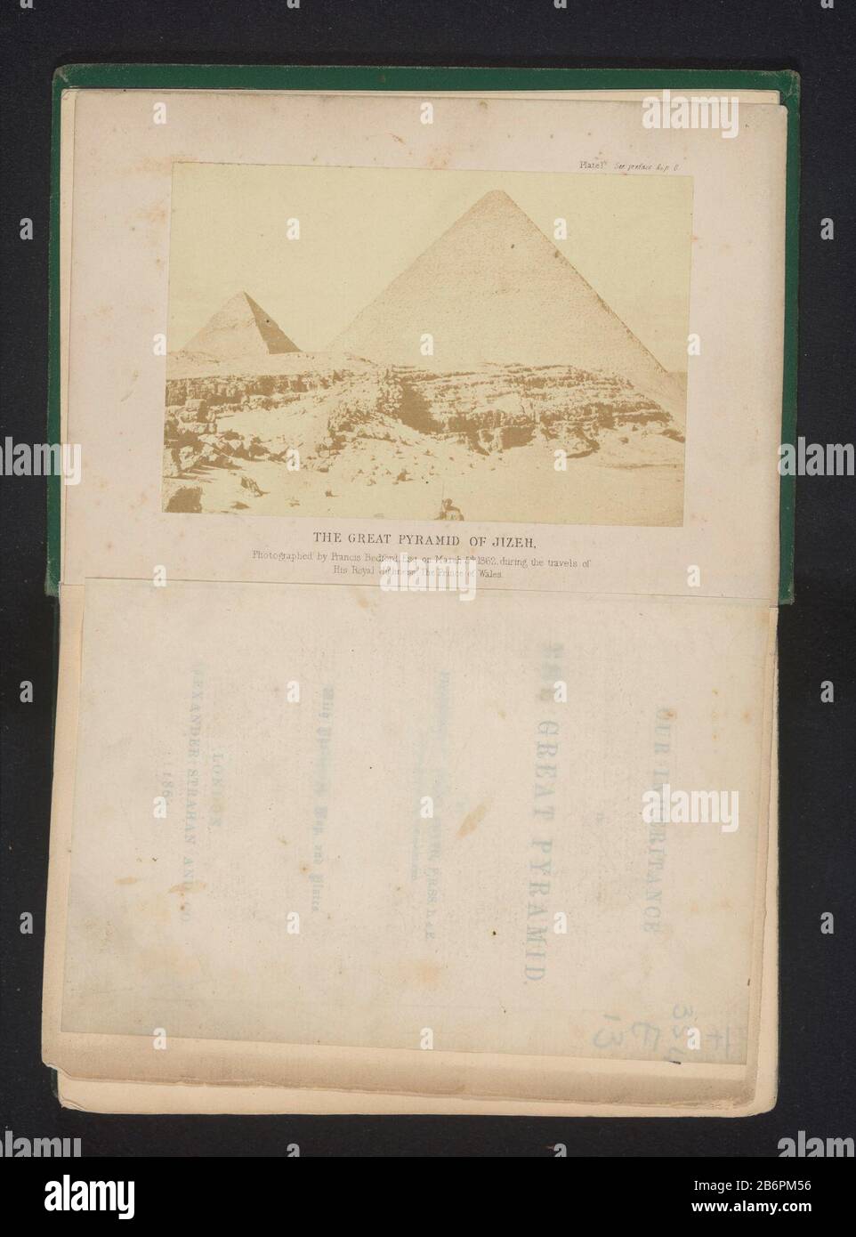 Gezicht op de Piramide van Cheops te Gizeh La grande pyramide de Jizeh (objet titel op) vue de la pyramide de Cheops à GizehThe Great Pyramid of Jizeh (objet titre) Type de propriété: Page photo Numéro d'article: RP-F 2001-7-410-1 Inscriptions / marques: Inscription, recto, imprimé: 'Photographié par (...) Prince of Wales'nummer, recto, imprimé:' plaque 1.' Fabricant : Photographe: Francis Bedford (propriété cotée) Lieu de fabrication: Giza Dating: 5-mar-1862 matériau: Technique du papier: Albumen taille imprimable: Photo: H 137 mm × W 92 mToeliechtFoto sur frontipce. Objet: Pyramides égyptiennes (Merveille de t Banque D'Images