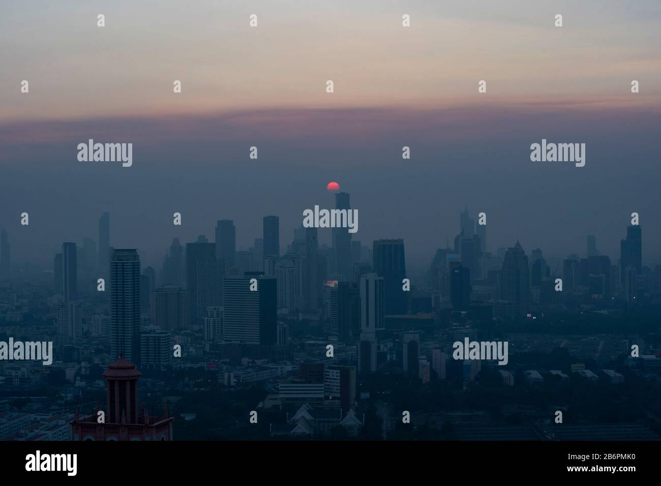 Bangkok, Thaïlande. 11 mars 2020. Le soleil se couche sur la Tour King Power Mahanakhon dans le quartier des affaires de Silom à Bangkok. Bangkok connaît depuis plusieurs mois une mauvaise qualité de l'air. Les niveaux de PM 2,5 ont dépassé 150 dans certaines parties de la ville ce jour, bien au-dessus de concentrations saines. Crédit: Adryel Talamantes/Zuma Wire/Alay Live News Banque D'Images