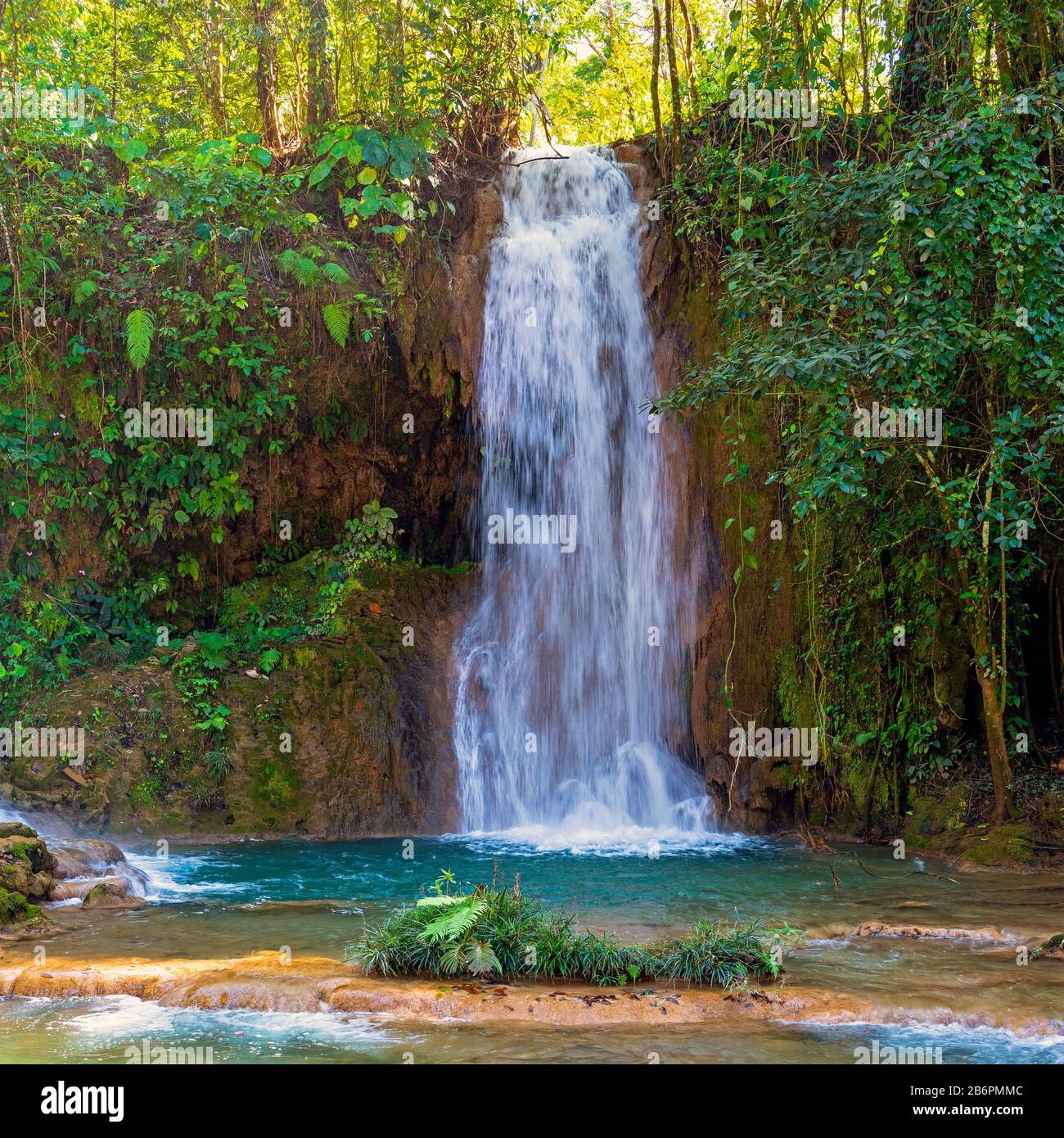 Photo carrée d'une chute d'eau dans les Cascades d'Agua Azul dans la forêt tropicale de Chiapas près de Palenque, au Mexique. Banque D'Images