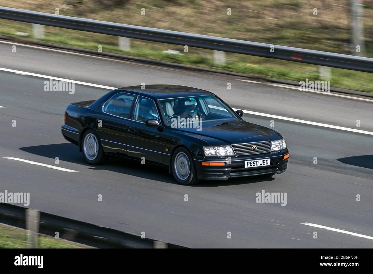 P850Jeo Lexus Ls400 Black car essence en voiture sur l'autoroute M6 près de Preston dans Lancashire, Royaume-Uni Banque D'Images