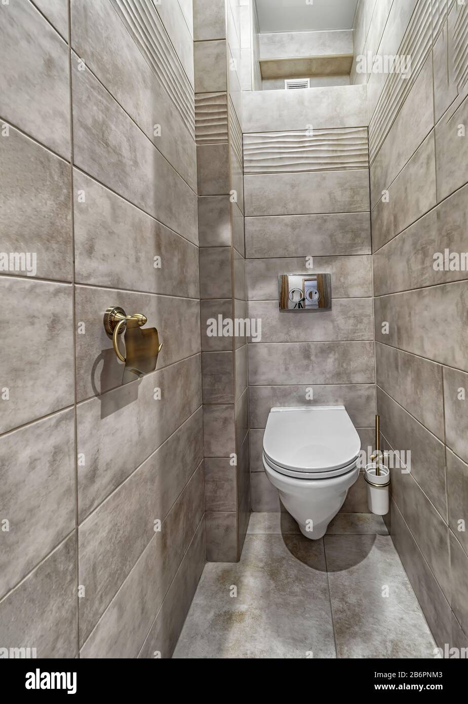 Cuvette de toilette dans la salle de toilette. Toilettes avec décoration de  carrelage brun intérieur moderne Photo Stock - Alamy