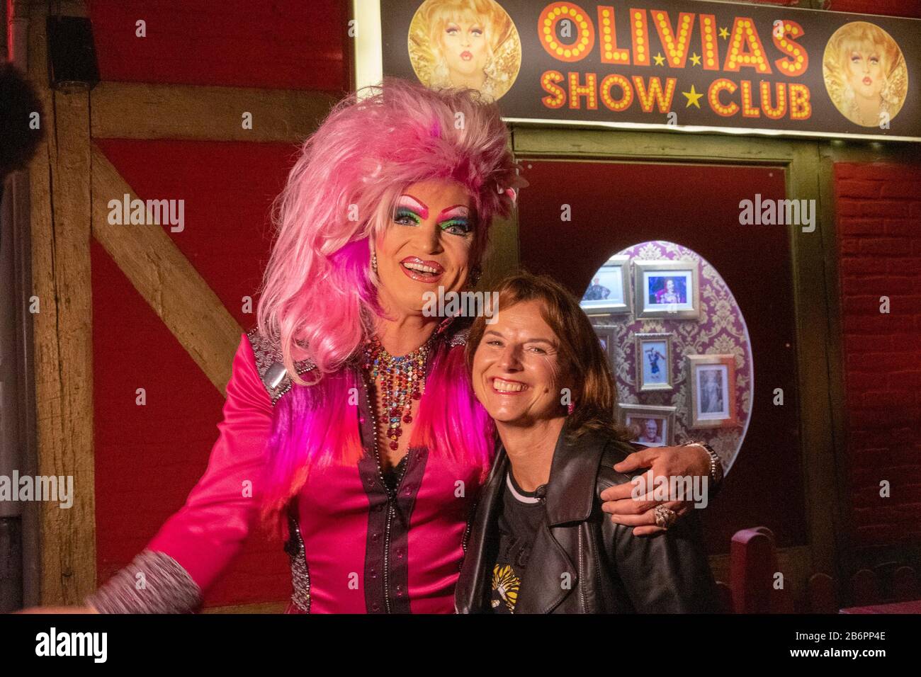 Claudia Obert - Bromi Big Brother - Unternehmerin, Olivia Jones (Oliver Knöbel) - Travestiekünstler, Hambourg, Olivia Jones Show Bar, 08.09.2017 Banque D'Images