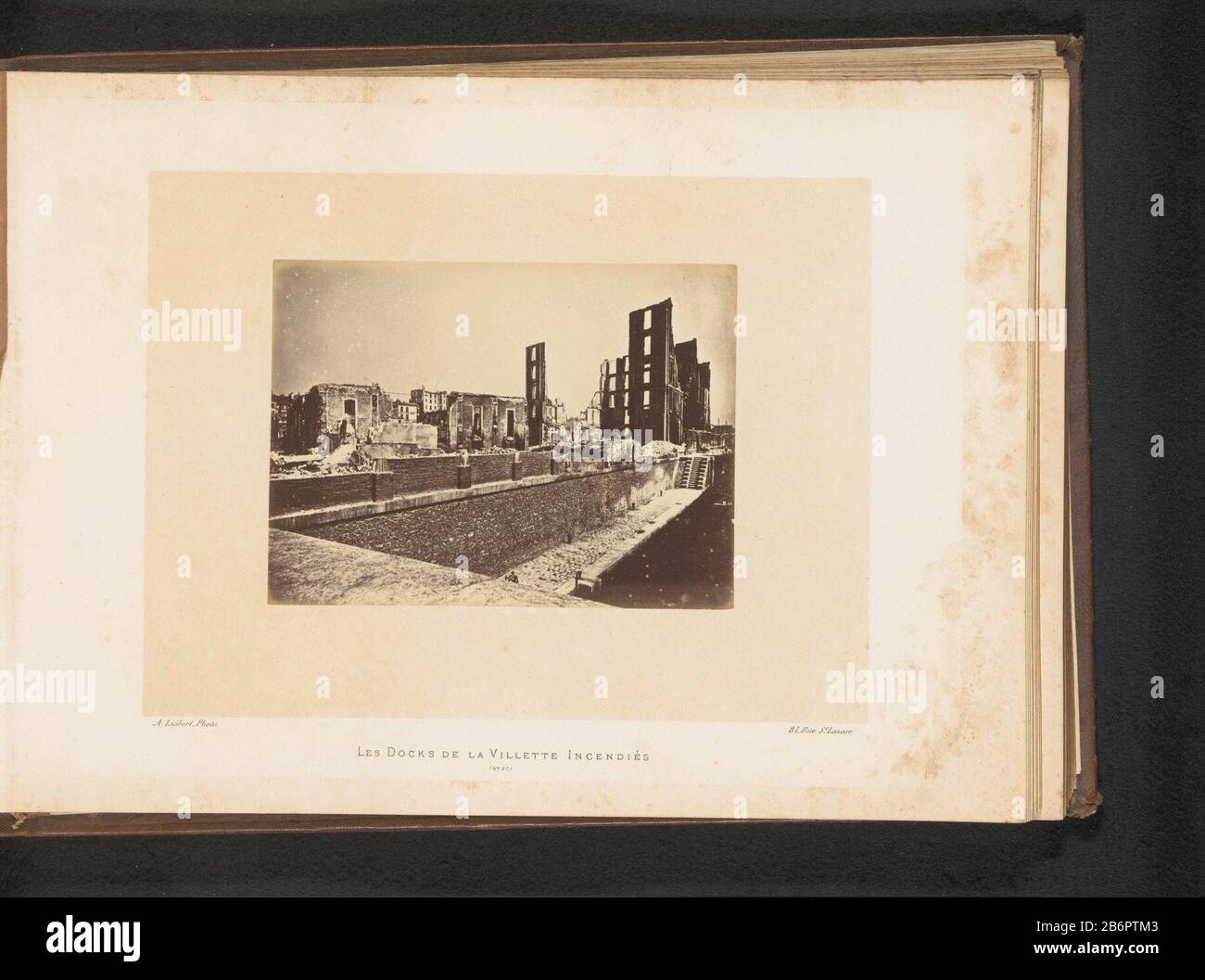 Vue sur les quais Villette à Paris après le feu de la commune Parijsles Docks de la Villette Incendies (titre objet) Type de bien: Page photo Numéro d'article: RP-F-2001-7-1206 A 27 Inscriptions / marques: Adresse, recto, imprimé: '31, rue St Lazare'nummer, recto, imprimé '(No 27) Fabrication Créateur: Photographe: A. Liebert (propriété cotée) Lieu de fabrication: Paris Date: 1871 - 1872 matériau : technique du papier: Albumen dimensions imprimées: Photo: H 99 mm × W 134 mm Objet: Entrepôt ( port) ruine d'un bâtiment  architecture Paris commune (1871) Où: Paris Banque D'Images