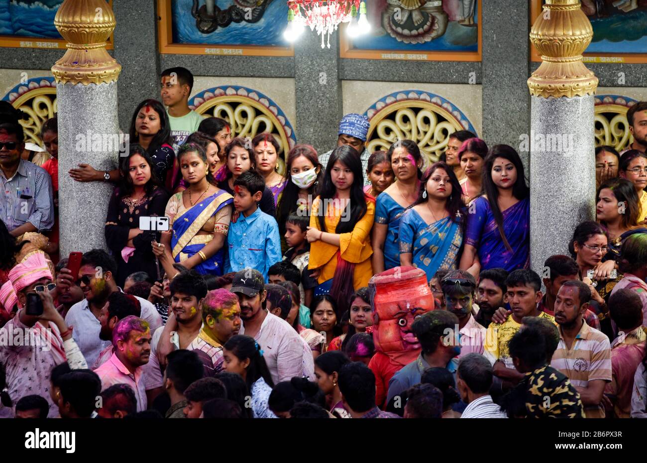 Barpeta, Assam, Inde. 11 mars 2020. Les fêtards jouent avec des couleurs lors des célébrations de Doul Utsara (Hali) Barpeta Satra, à Barpeta. Le doul mahatsov célébré à Barpeta sattra est unique dans la région et est basé sur la légende de la visite de Lord Krishna à son épouse Ghunusa qui angers sa femme. Crédit: David Talukdar/Zuma Wire/Alay Live News Banque D'Images