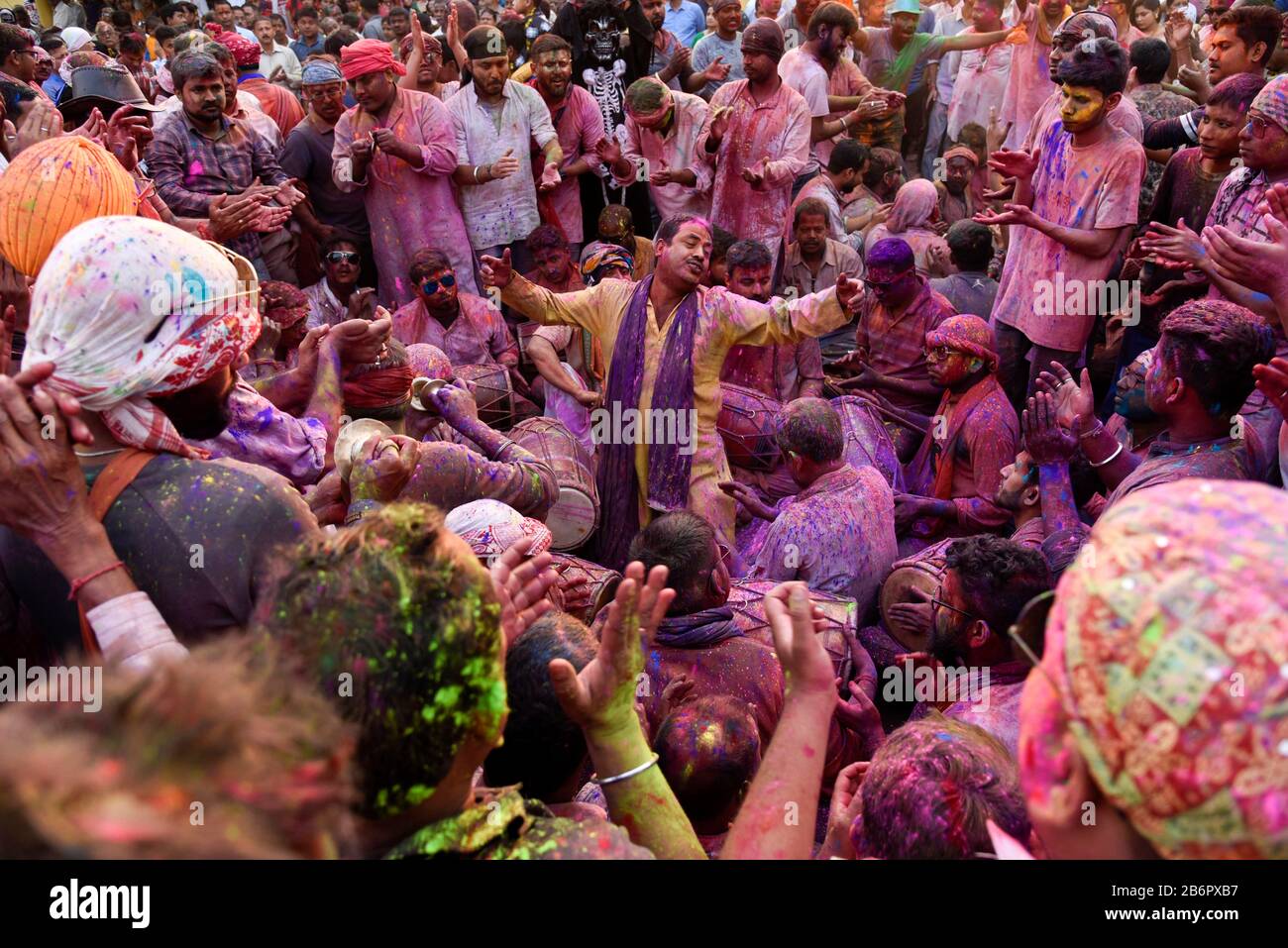 Barpeta, Assam, Inde. 11 mars 2020. Les fêtards jouent avec des couleurs lors des célébrations de Doul Utsara (Hali) Barpeta Satra, à Barpeta. Le doul mahatsov célébré à Barpeta sattra est unique dans la région et est basé sur la légende de la visite de Lord Krishna à son épouse Ghunusa qui angers sa femme. Crédit: David Talukdar/Zuma Wire/Alay Live News Banque D'Images