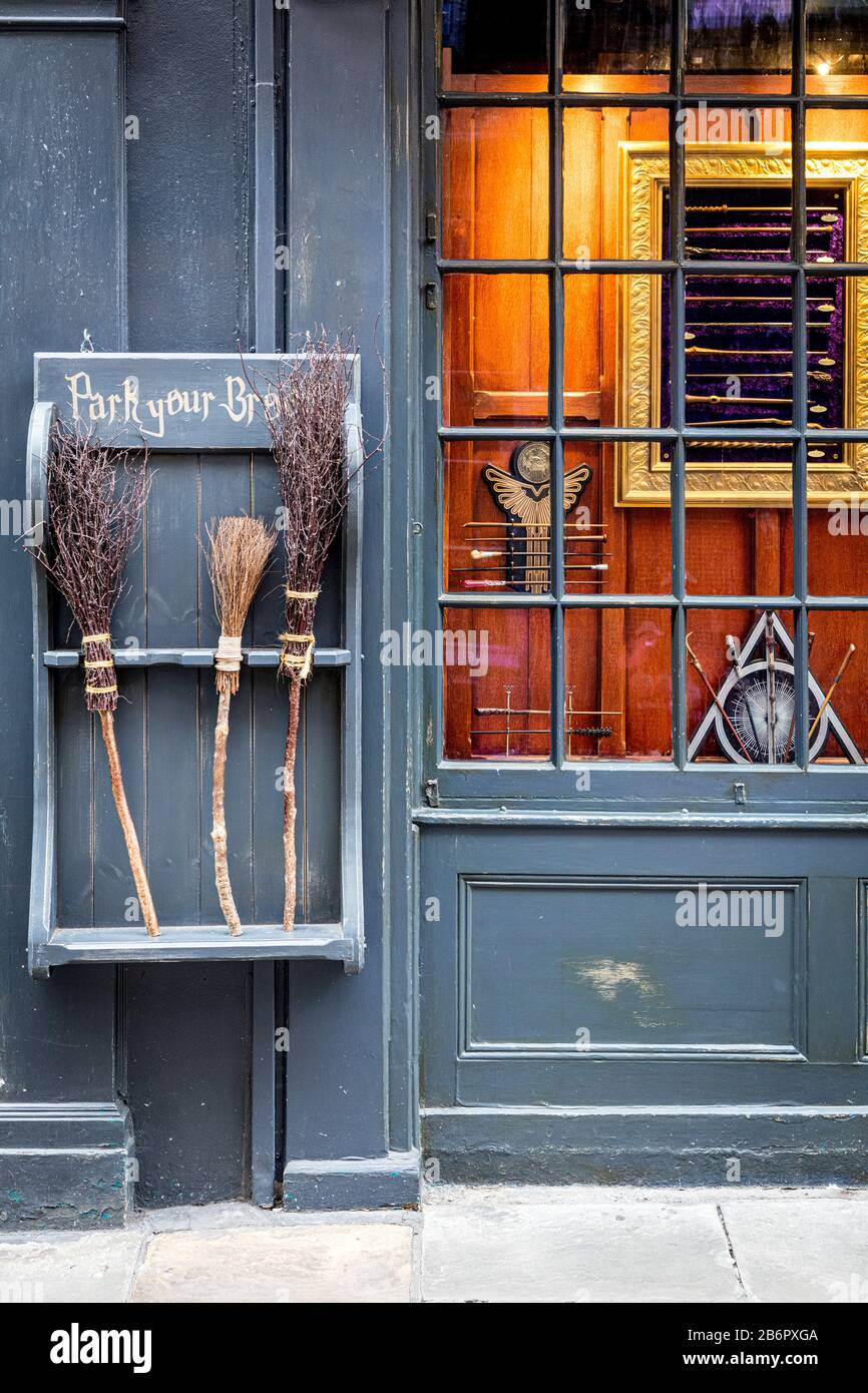 Le panneau 'Park Your Broom' à l'entrée de Harry Potter A Inspiré 'La boutique Qui Ne Doit Pas Être Nommée' dans les Shambles, York, Yorkshire, Angleterre, Royaume-Uni Banque D'Images