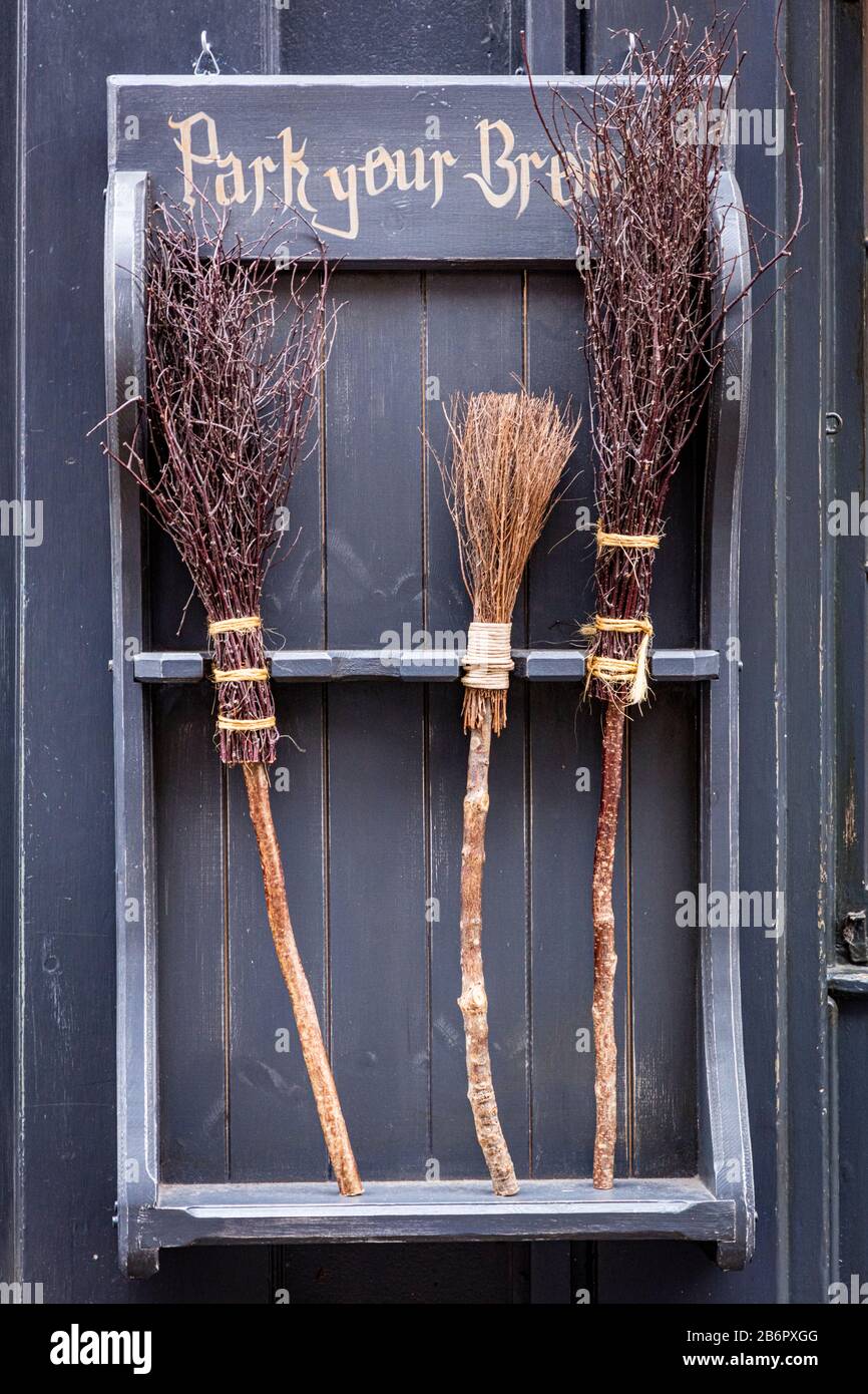 Le panneau 'Park Your Broom' à l'entrée de Harry Potter A Inspiré 'La boutique Qui Ne Doit Pas Être Nommée' dans les Shambles, York, Yorkshire, Angleterre, Royaume-Uni Banque D'Images