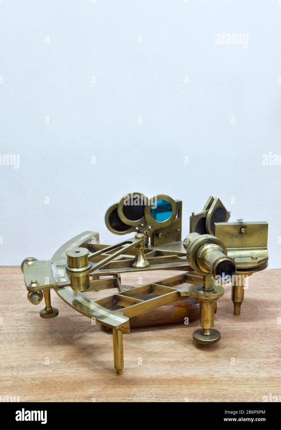 Sextant est l'instrument emblématique de navigation pour trouver la longitude et la latitude sur la mer et les océans. Banque D'Images