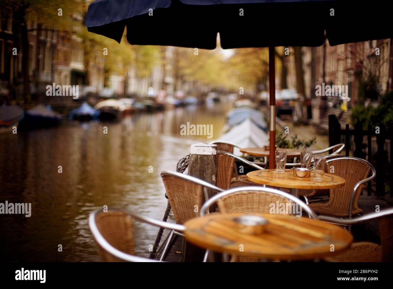Tables et chaises dans un café à côté d'un canal. Banque D'Images