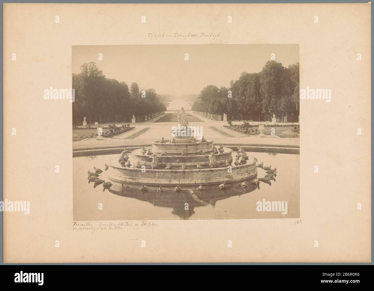 Gezicht op de tuin van het Paleis van Versailles met op de voorgrond de Latone fontein Parc de Versailles - le bassin de Latone (objet op) vue sur le jardin du Château de Versailles en face de la fontaine Lateone parc de Versailles. - le bassin de Latone (titre objet) Type de bien: Photographies Numéro d'article: RP-F 00-3957 Inscriptions / marques: Inscription, recto manuscrit 'CWN.'nummer, recto' 252'opschrift, recto, manuscrit: 'ERA Lodwijk of XIV - Frankrijk.' marque collector , verso, estampillée 'Quellinusécole s Fransson' 14 Banque D'Images