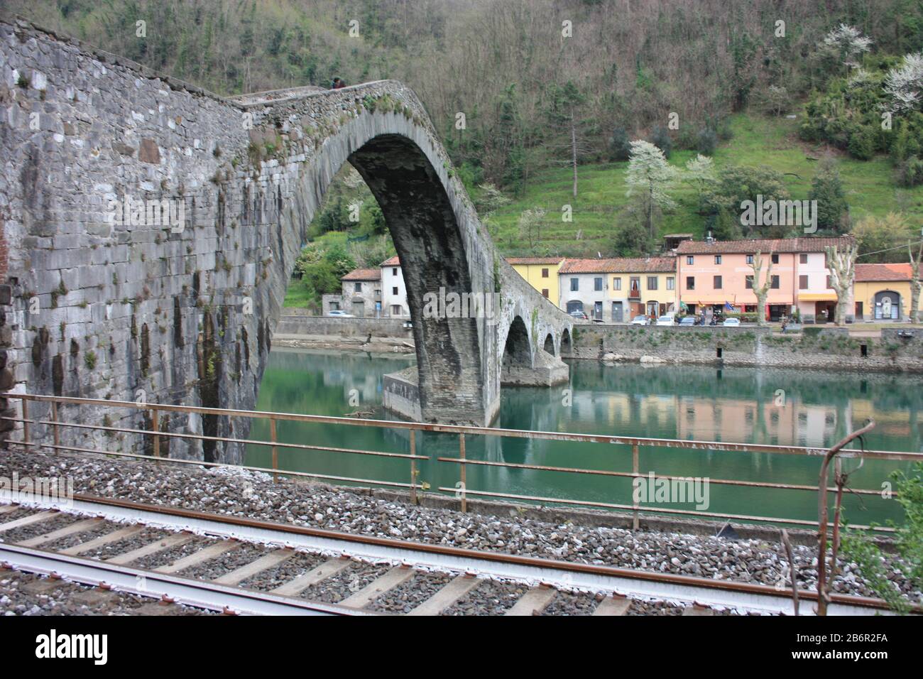 Le célèbre Ponte della Maddalena de Lucca, construit en briques sur une rivière dans un ancien village médiéval de Borgo a Mozzano Banque D'Images