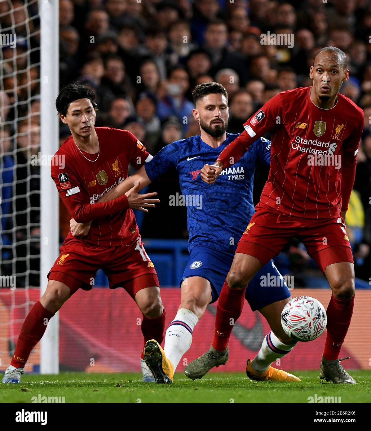Olivier Giroud de Chelsea en action avec Takumi Minamino (L) et Fabinho de Liverpool (R) - Chelsea / Liverpool, The Emirates FA Cup cinquième tour, Stamford Bridge, Londres, Royaume-Uni - 3 mars 2020 Usage éditorial Seulement - les restrictions DataCo s'appliquent Banque D'Images