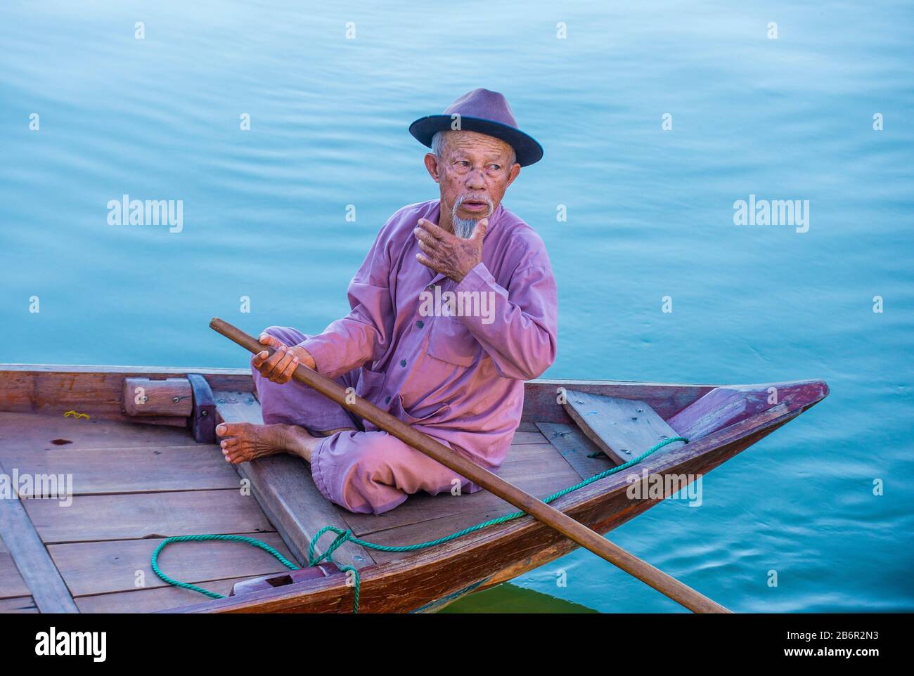 Pêcheur vietnamien naviguant sur un bateau à Hoi an Vietnam Banque D'Images