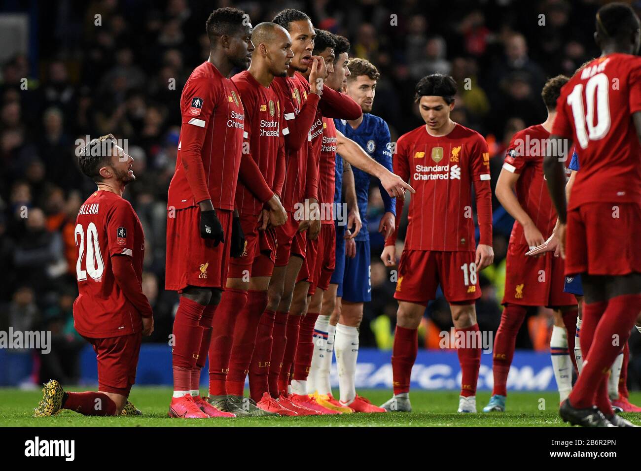 Adam Lallana de Liverpool keels derrière ses équipes mur pour défendre un coup de pied libre - Chelsea / Liverpool, la coupe Emirates FA cinquième tour, Stamford Bridge, Londres, Royaume-Uni - 3 mars 2020 Usage éditorial Seulement - les restrictions de DataCo s'appliquent Banque D'Images