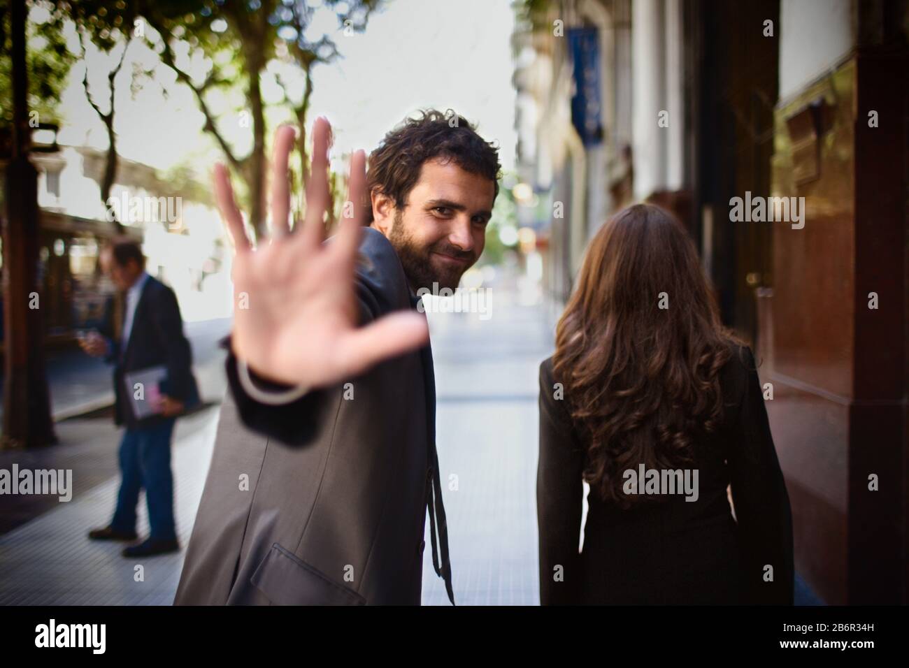 Vue d'un homme enthousiaste qui agitant à l'appareil photo. Banque D'Images