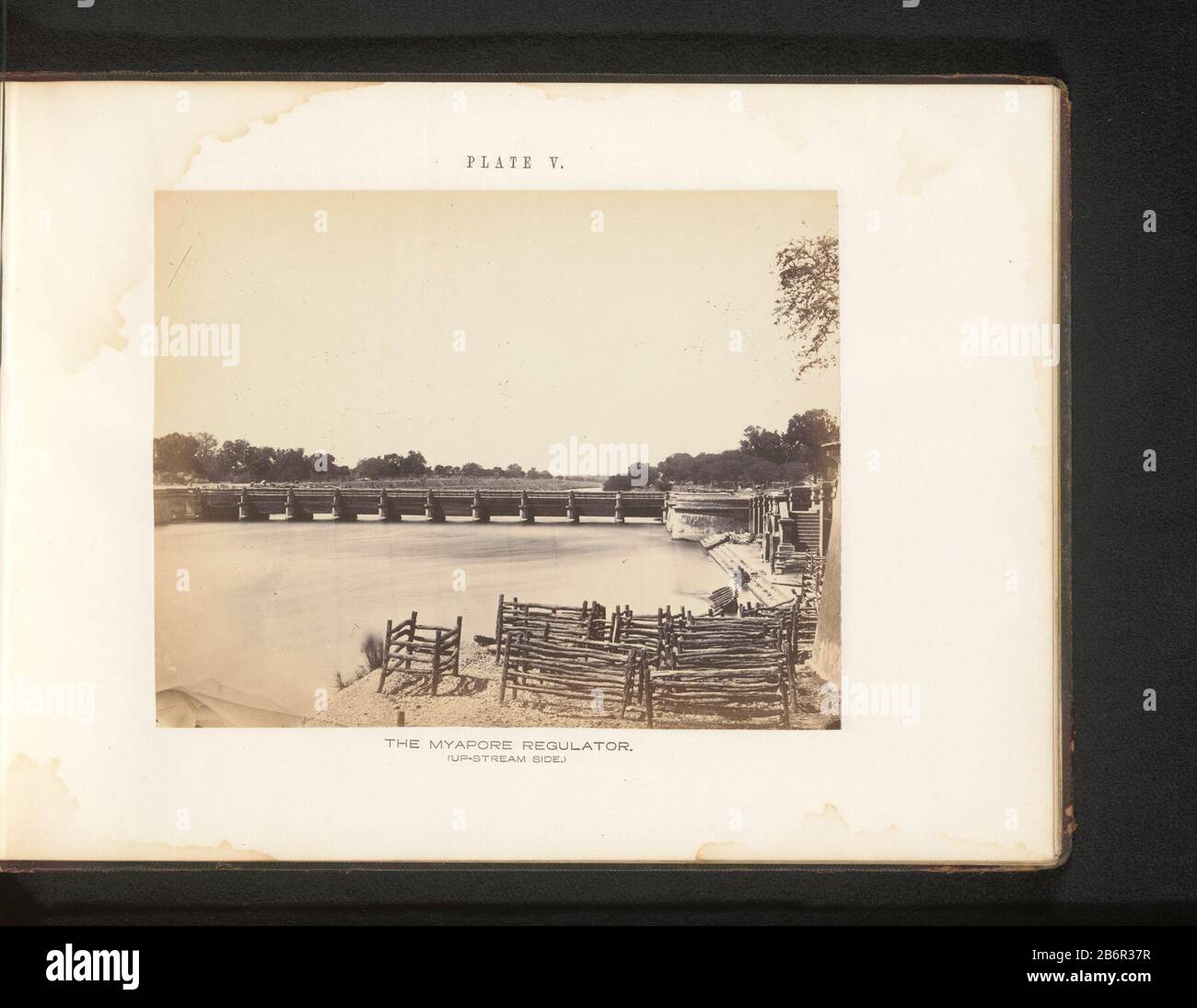 Gezicht op een Dam in de Ganges le régulateur Myapore (côté amont) (objet op titel) vue d'un barrage dans le GangesLe régulateur Myapore (côté amont) (objet titre) Type de propriété: Page photo Numéro d'article: RP-F 2001-7-1493-5 Inscriptions / marques: Inscription, recto printed plate 'V' Fabricant : photographe: TG Glover Dating: CA. 1862 - ou pour 1867 matériau: Technique du papier: Albumen dimensions imprimées: Photo: H 184 mm × W 232 mm Objet: Barrage fluvial (dans le canal) Où: Inde Banque D'Images