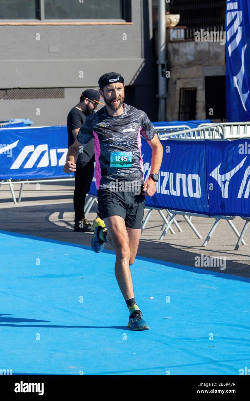 Course de cross-country dans le village espagnol de Palamos en Catalogne. Sentier Costa Brava. Express distance 13 350 m , arrivée à destination. 03. 08. 2020 Espagne Banque D'Images
