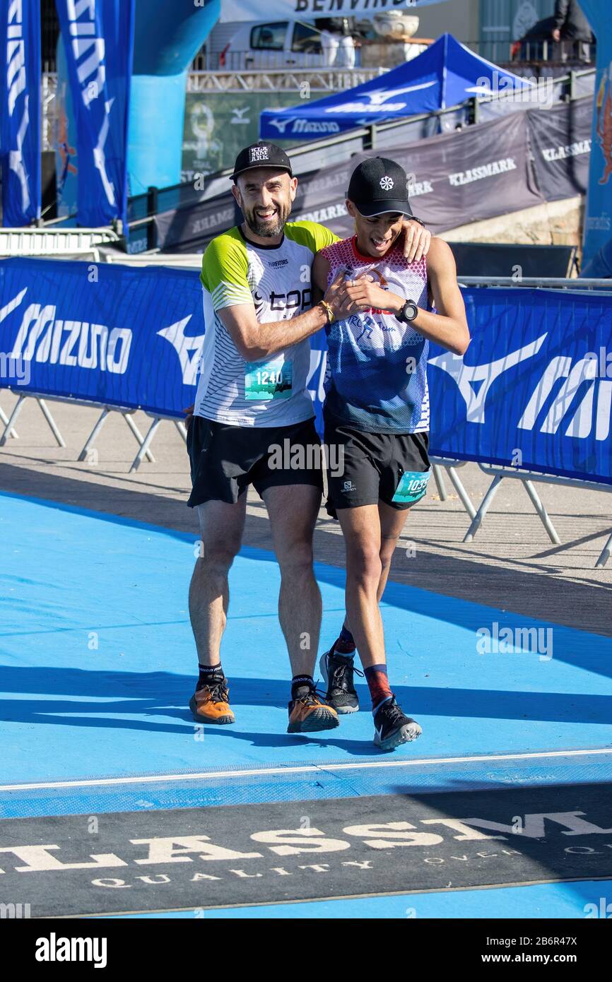Course de cross-country dans le village espagnol de Palamos en Catalogne. Sentier Costa Brava. Express distance 13 350 m , arrivée à destination. 03. 08. 2020 Espagne Banque D'Images