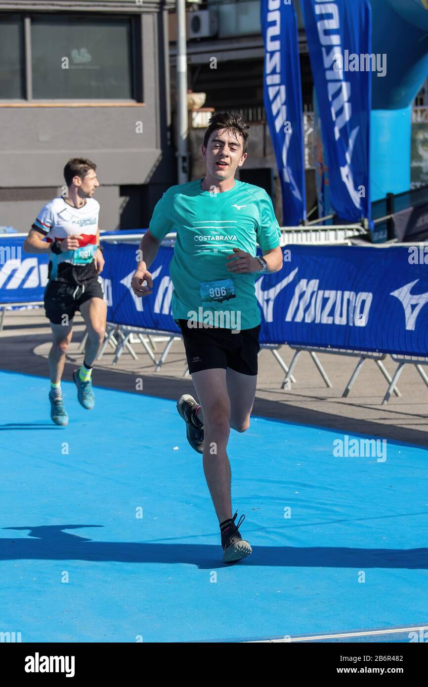 Course de cross-country dans le village espagnol de Palamos en Catalogne. Sentier Costa Brava. Express distance 13 350 m , arrivée à destination. 03. 08. 2020 Espagne Banque D'Images