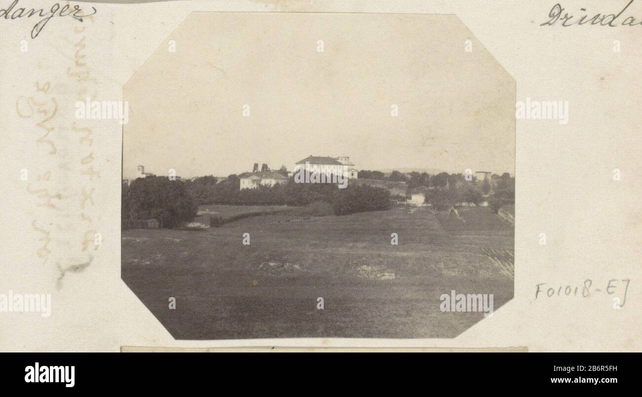 Gezicht op een landhuis, vermoedelijk in Noorwegen partie de l'album familial anglais avec des photos de personnes, de voyages, de cricket et de kunstwerken. Fabricant : Photographe: Fabrication anonyme de lieux: Norvège Dating : CA. 1860 - ca. 1870 Caractéristiques physiques: Albumen matériel d'impression: Papier photo technique: Albumen dimensions d'impression: H 63 mm × W 77 mm Objet: Logement rural, par exemple maison de campagne, villa, prairie de campagne, pâturage Banque D'Images