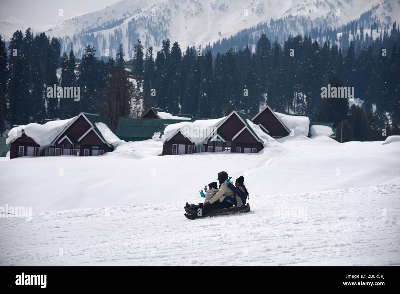 Baramulla, Jammu-Et-Cachemire, Inde. 11 mars 2020. Les touristes qui aiment faire une promenade sur un traîneau à neige dans la célèbre station de ski de Gulmarg.Gulmarg Resort est une grande colline de ski desservie par une télécabine. La saison de ski commence juste après Noël et dure jusqu'à la fin du mois de mars, selon les conditions de neige. C'est le moment où la ville endormie se transforme en un carnaval de skieurs de la Russie, de l'Australie, de la Nouvelle-Zélande, de l'Europe et des États-Unis. Crédit: Idrees Abbas/Sopa Images/Zuma Wire/Alay Live News Banque D'Images