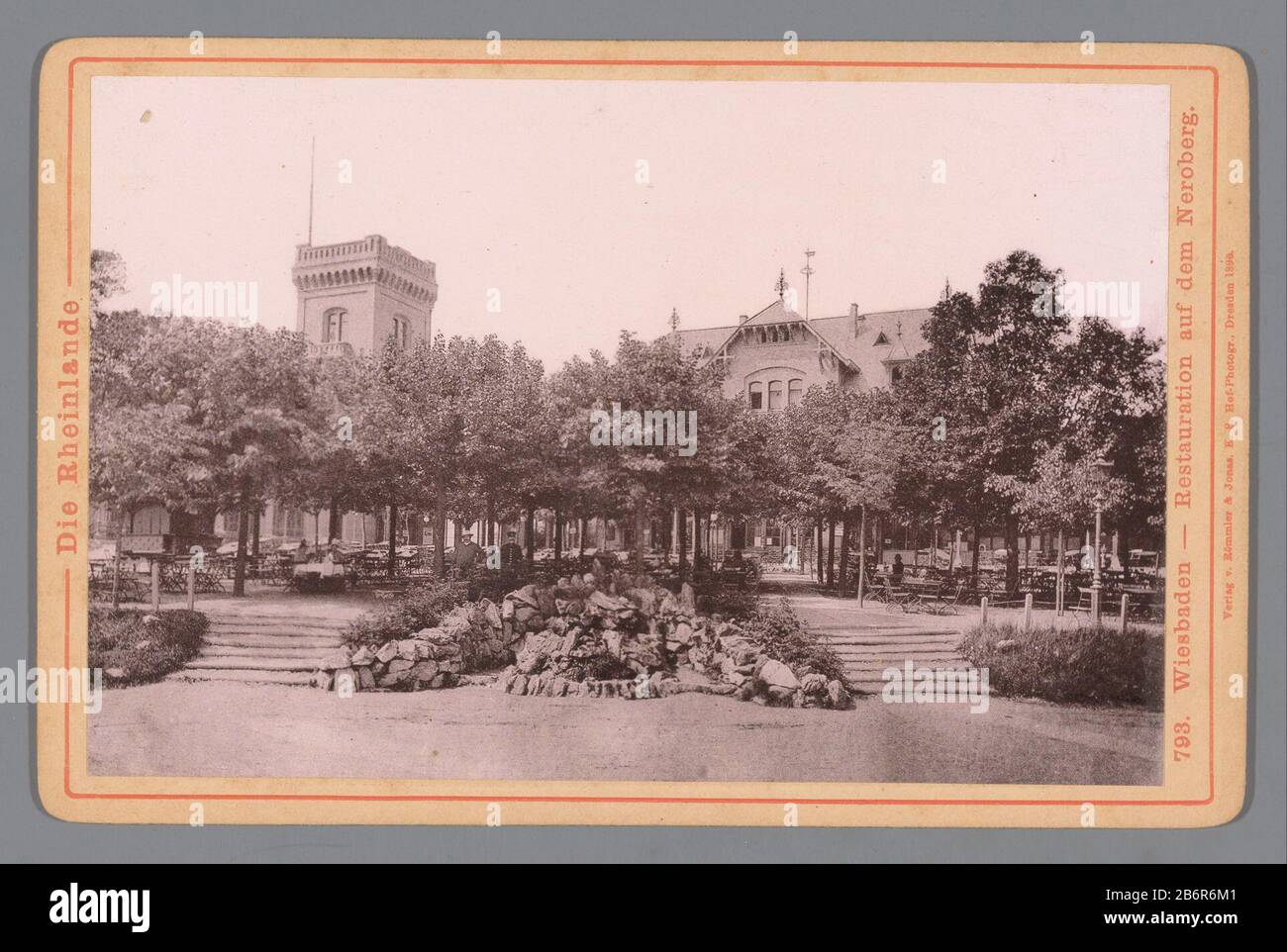 Gezicht op een restaurant op de Neroberg à Wiesbaden Wiesbaden - Restauration auf dem Neroberg (titre objet op) Die Rheinlande (servietitel objet op) vue d'un restaurant sur la montagne Nero dans Qui: SbadenWiesbaden - Restauration auf dem Neroberg (titre objet) Que Rheinlande (titre de la série objet: Photo appareil photo numérique photo No. D'art.: RP-F F20331 Inscriptions / marques: Numéro, recto, imprimé: '793.' Fabricant : Photographe: Römmler & Jonas (propriété cotée) Lieu de fabrication: Wiesbaden Date: CA. 1890 - ca. 1895 Caractéristiques physiques: Matériel de copie: Chariot en papier Banque D'Images