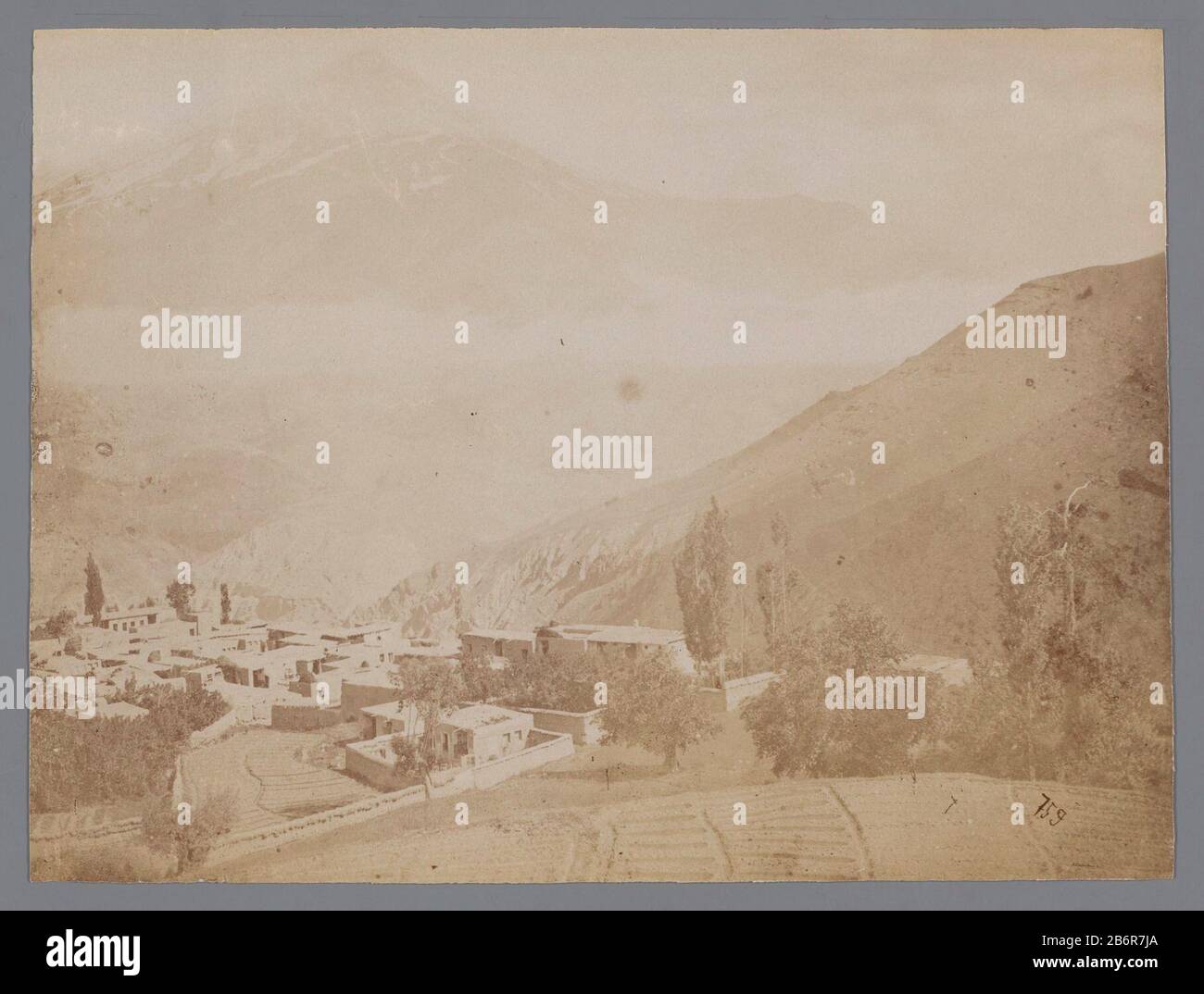 Gezicht op een stad, Iran vue sur une ville entourée de montagnes (enneigées), Iran. Fabricant : Photographe: Antoine Sevruguin (attribué à) Lieu de fabrication: Iran Date: CA. 1885 - ca. 1910 Caractéristiques physiques: Albumen matière d'impression: Papier technique: Albumen dimensions d'impression: Photo: H 154 mmb 204 mmOnderwerp Banque D'Images