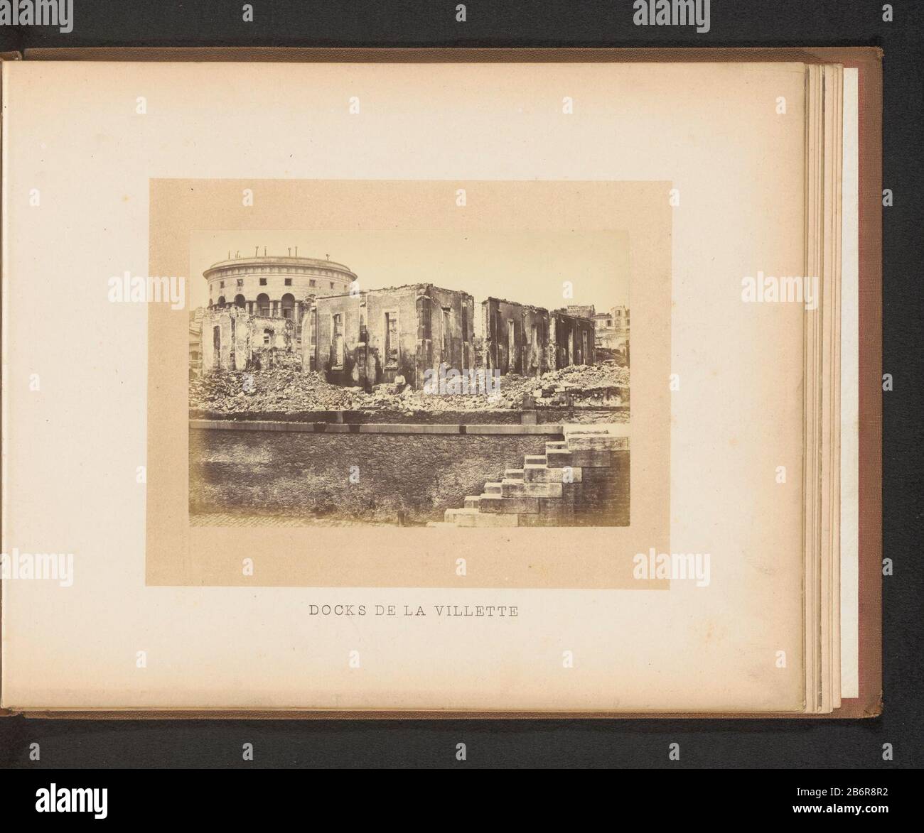 Gezicht op een verwoest gebouw Docks de la Vilette (objet titel op) vue d'un bâtiment détruit quais de la Villette (objet titre) Type de bien: Page photo Numéro d'article: RP-F 2001-7-1492-14 Fabricant : Photographe: Anonyme Date: 1871 matériel: Technique papier: Albumen dimensions imprimées: Photo : H 101 mm × W 151 mm Objet : ruine du palais d'un logement, d'une maison, d'un château, etc Banque D'Images