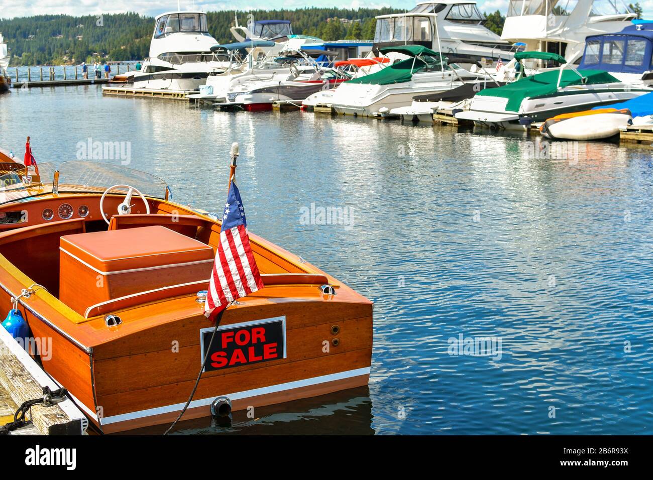 Un panneau « A Vendre » sur un bateau en bois vintage dans une marina sur le lac coeur d'Alene, à coeur d'Alene, Idaho, États-Unis. Banque D'Images