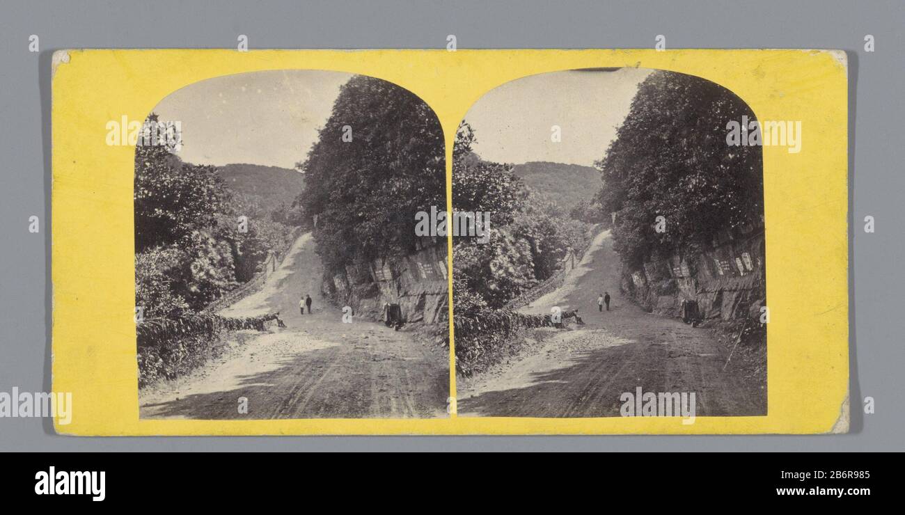 Gezicht op een weg bij Lynton Lynton (objet op de titre) vue d'une route à LyntonLynton (objet titre) Type de bien: Image stéréo Numéro d'article: RP-F F04707 Fabricant : Photographe: William Palmer (bâtiment classé) Éditeur: William Palmer (immeuble classé) Fabrication De Lieux: Lynton Dating: CA. 1850 - ca. 1880 Caractéristiques physiques: Albumen matière d'impression: Papier carton technique: Albumine dimensions de pression: Support secondaire: H 85 mm × W 170 mm Sujet: Route publique où: Lynton Banque D'Images