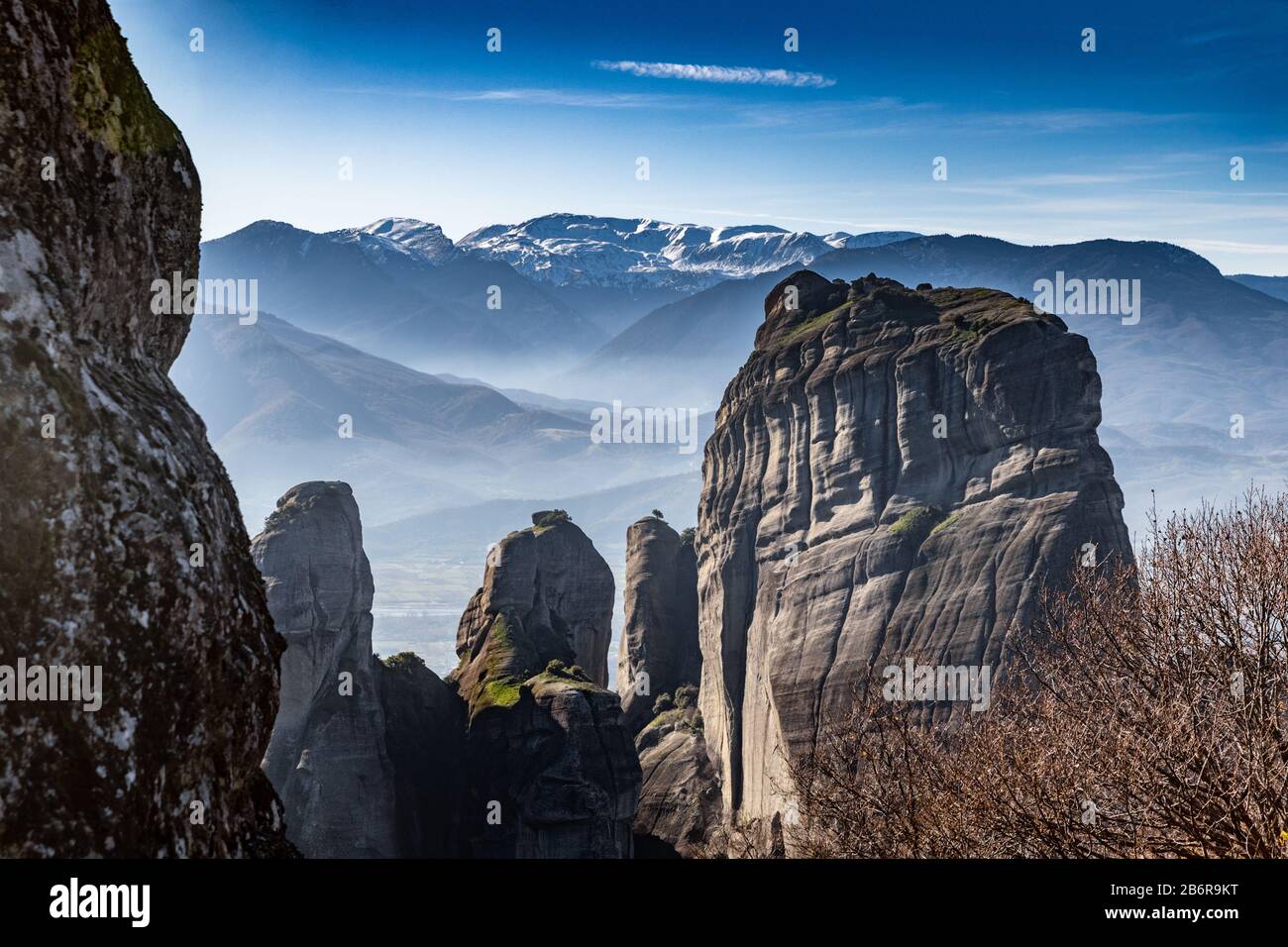 Vue aérienne du monument De L'Unesco Meteora, les montagnes, le monument de la Grèce, temps ensoleillé, brouillard, dédale sur une vallée Banque D'Images