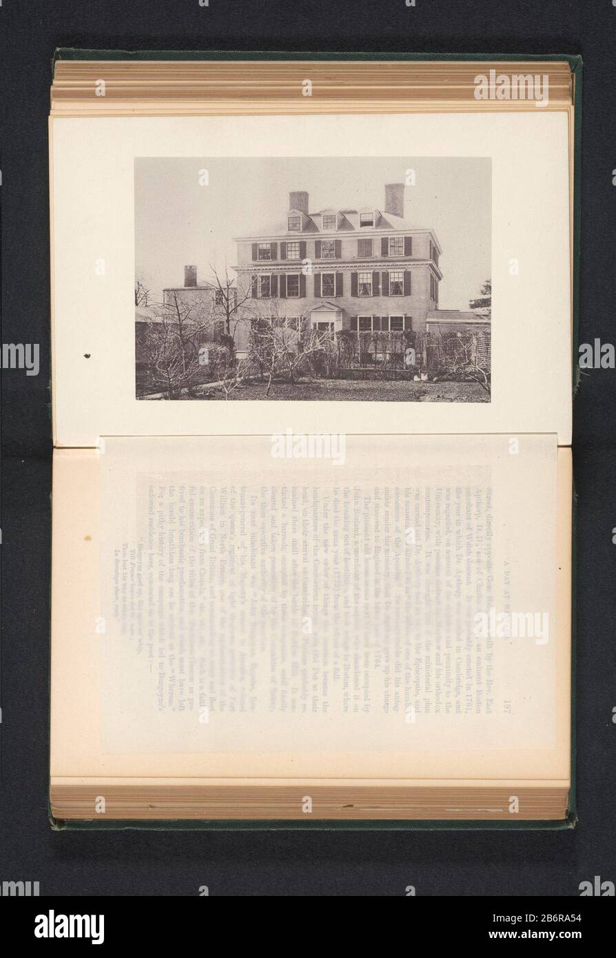 Gezicht op generaal Burgoyne's residentie in Cambridge View of General Burgoyne's Residence in Cambridge Property Type: Page imprimée photomécanique Numéro d'article: RP-F 2001-7-979-6 Fabricant : créateur: Fabrication anonyme de lieux: Cambridge Date: CA. 1869 - ou pour 1874 matériau: Ingénierie du papier : mesures de la pression lumineuse: Imprimé: H 94 mm × W 139 mmTroelielicingPrent page d'accueil 197. Objet: Façade (ou maison ou bâtiment) villa où: Cambridge Banque D'Images