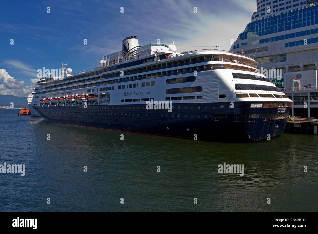 Mme Volendam, un navire de croisière de classe Rotterdam exploité par la Holland America Line, est amarré au port de Vancouver, en Colombie-Britannique, au Canada Banque D'Images